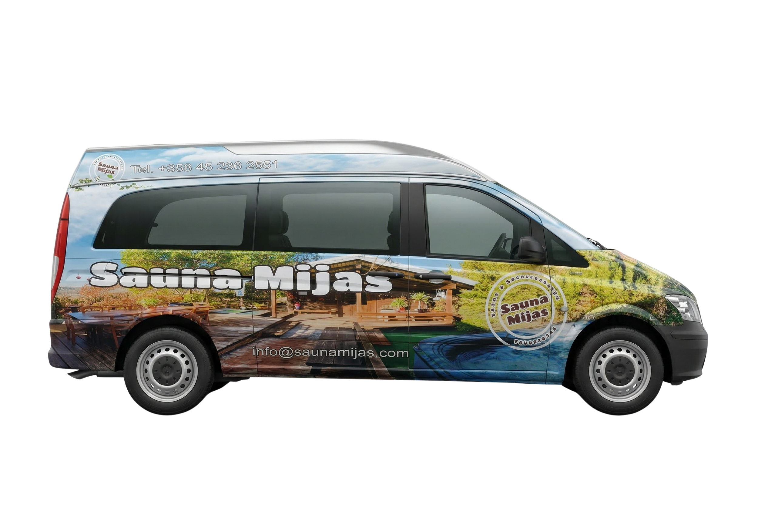Mainosauto saunan ja mökin palveluista, kuvassa mökkimaisema ja saunan kuva, tekstit 'Sauna Mijas', puhelinnumero ja sähköpostiosoite.