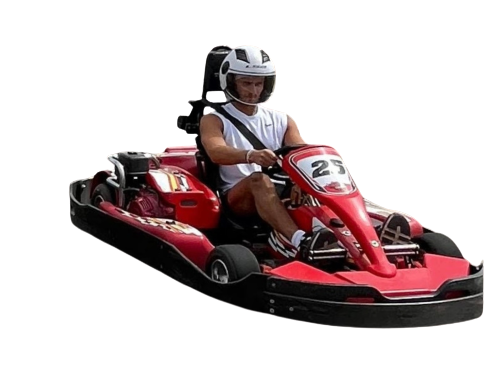 Ihmisen ajama punainen karting-ajoneuvo, jossa on kypärä.