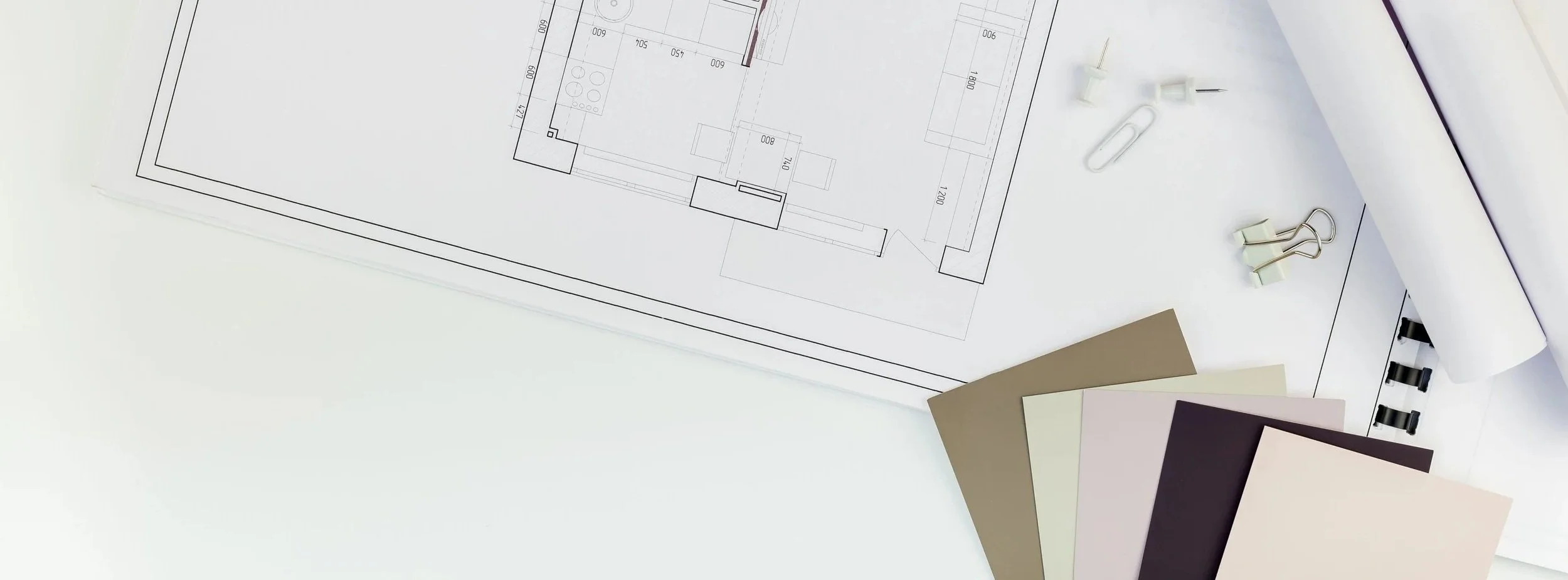  AMMATILLINEN OSAAMINEN UUDELLE TASOLLE 
 Jatkokoulutusta ammattilaisille  
Monipuolinen sisustussuunnittelijan jatkokoulutuksemme syventää ja laajentaa osaamistasi.