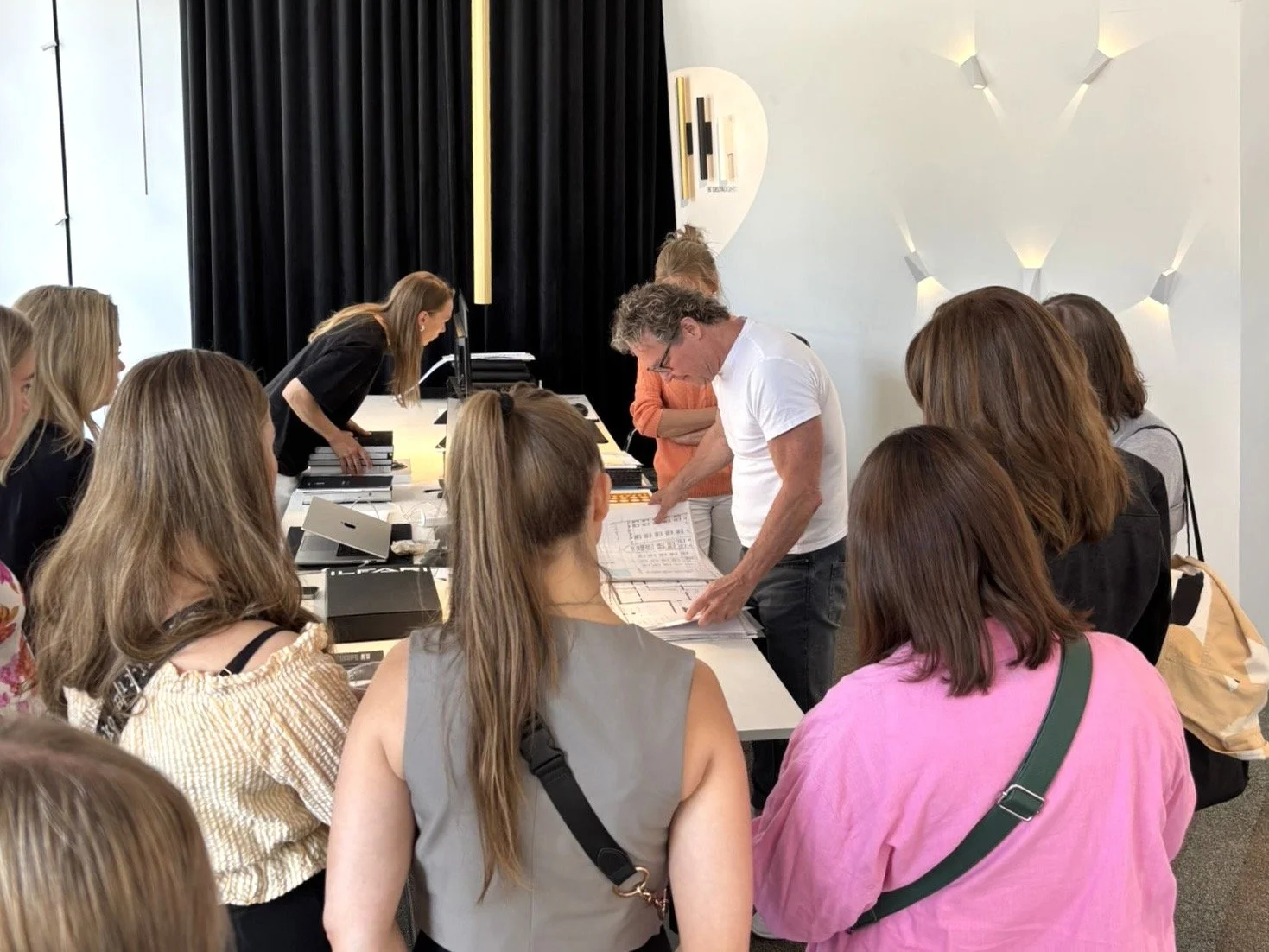 Sisustusakatemia - Sisustusosaajat yritysvierailulla