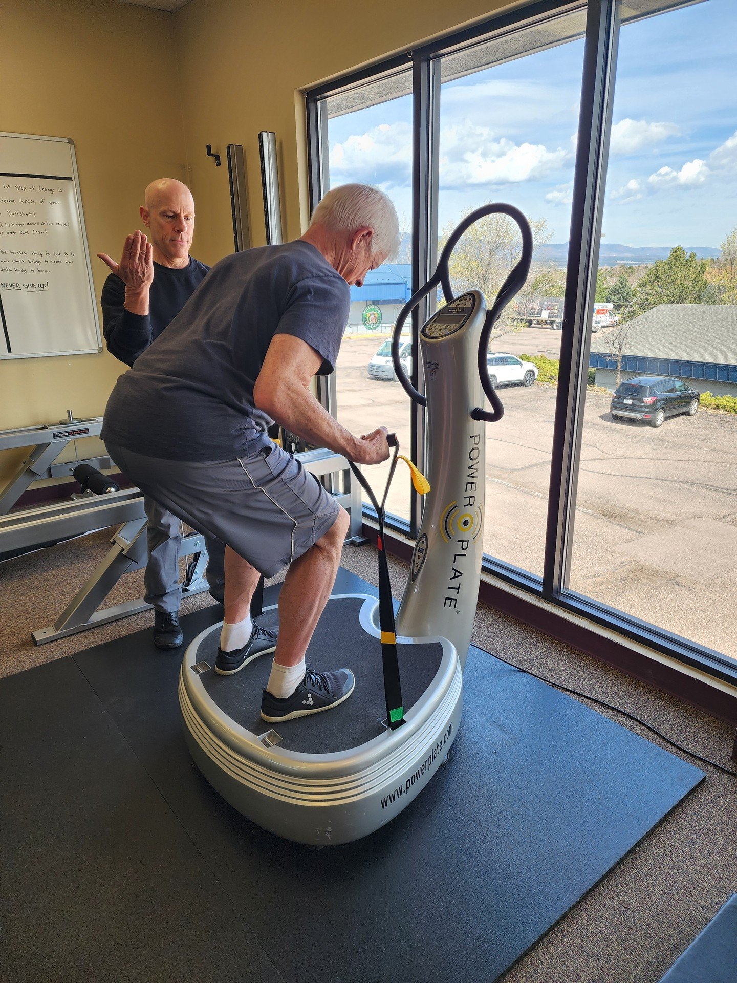 Meet the Power Plate! We incorporate it into our programs for active aging patients and strength training clients.
Nine minutes is all it takes for many people to experience relief from knee, hip, and low-back pain.
It is effective because it:
- Acti