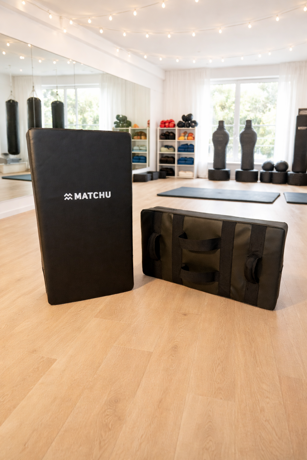 Es sind zwei Schlagpolster im Vordergrund eines modernen Trainingsraumes zu sehen. #Selbstverteidigung #defendyou #PersonalTraining #Sicherheit #Selbstverteidigungfuerfrauen #Selbstbestimmung #empowerment