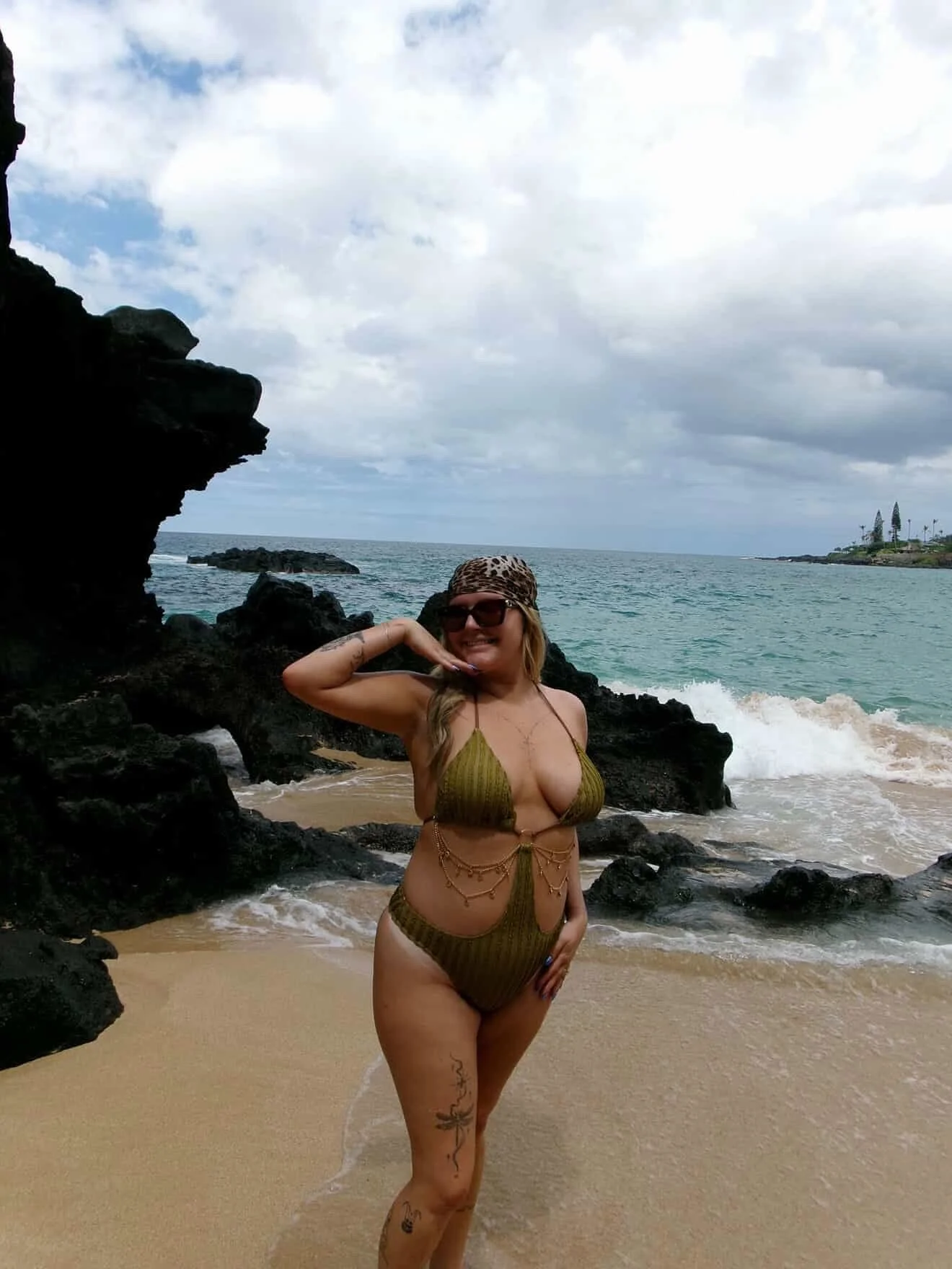 keep it 💯 on the land, the sea, the sky, and the spray tan
 
🔥 @em.howdy 
📍 Hawaii
 
Minneapolis spray tan