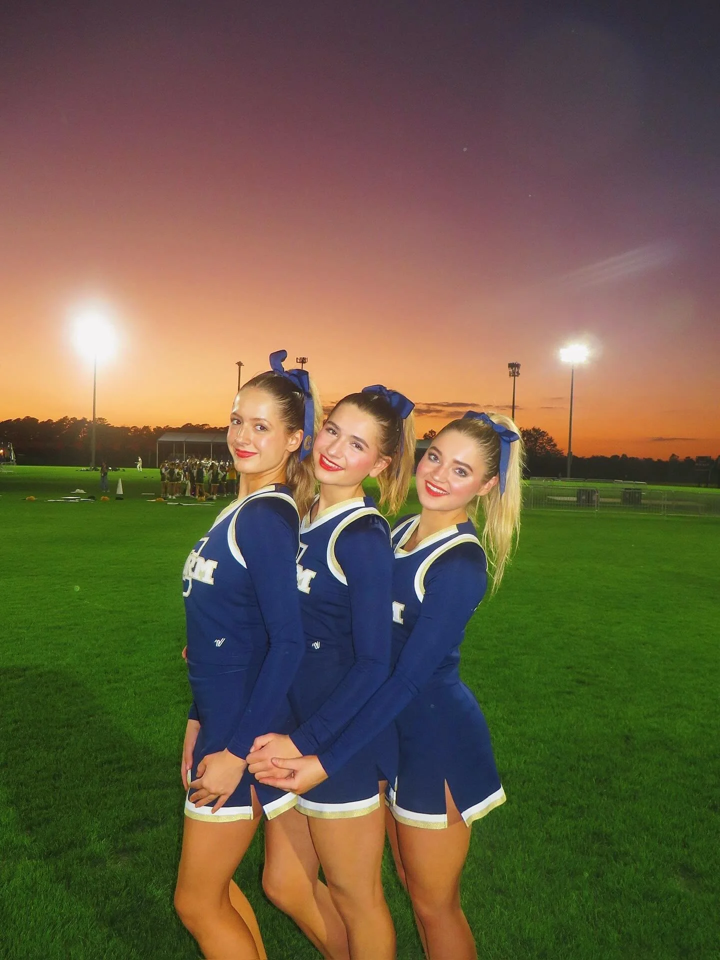 MINNESOTA CHEER &amp; DANCE TEAMS!
It&rsquo;s almost the most wonderful time of the year&hellip;
Competition szn!
📣 Did you know that Blend can accommodate spray tans for groups of 20 or more? (Group discounts apply)
DM for more info and to schedule