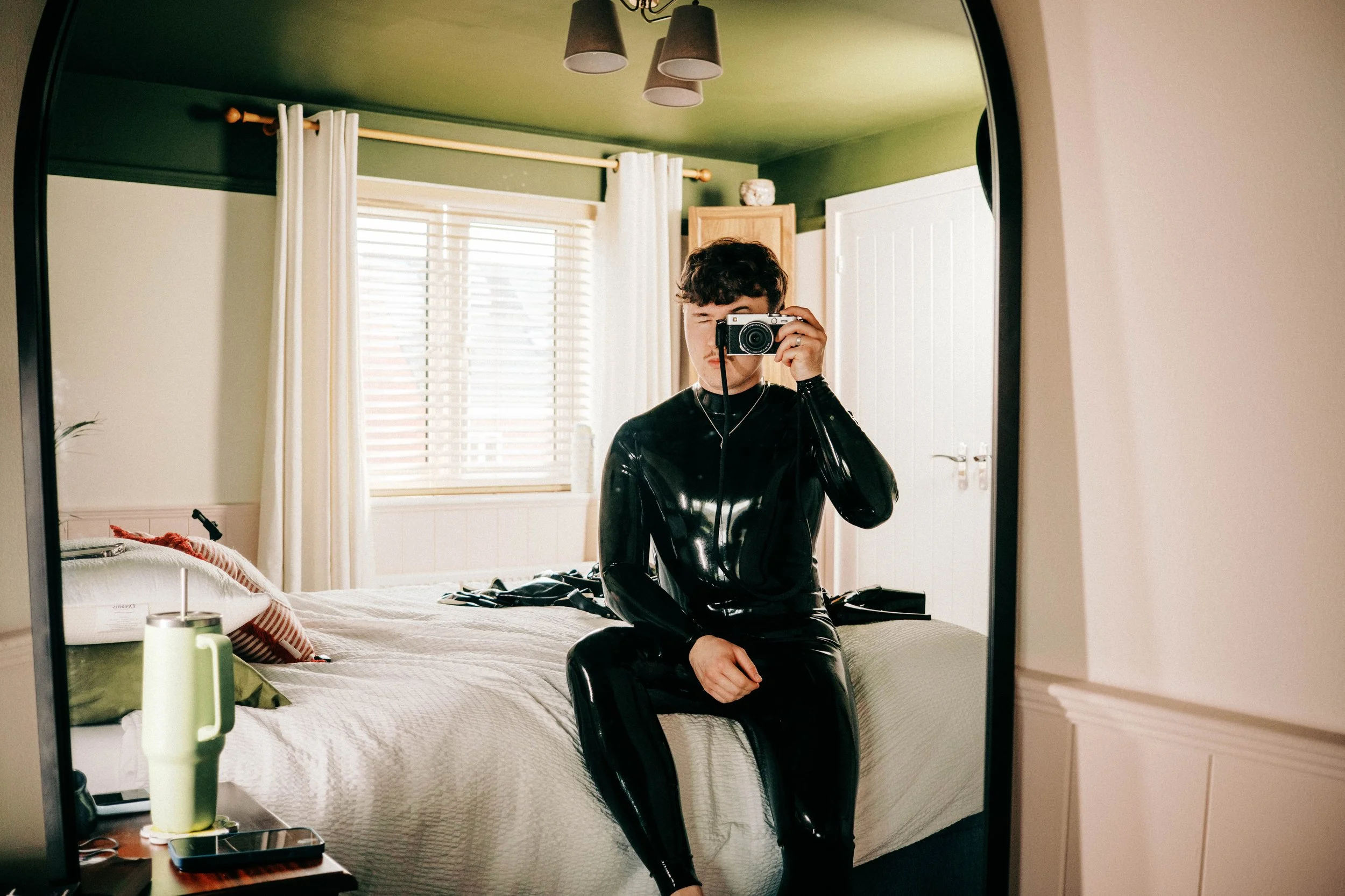 ExploringLatex-Spencer-LatexCatsuit-MirrorSelfies-1.jpg