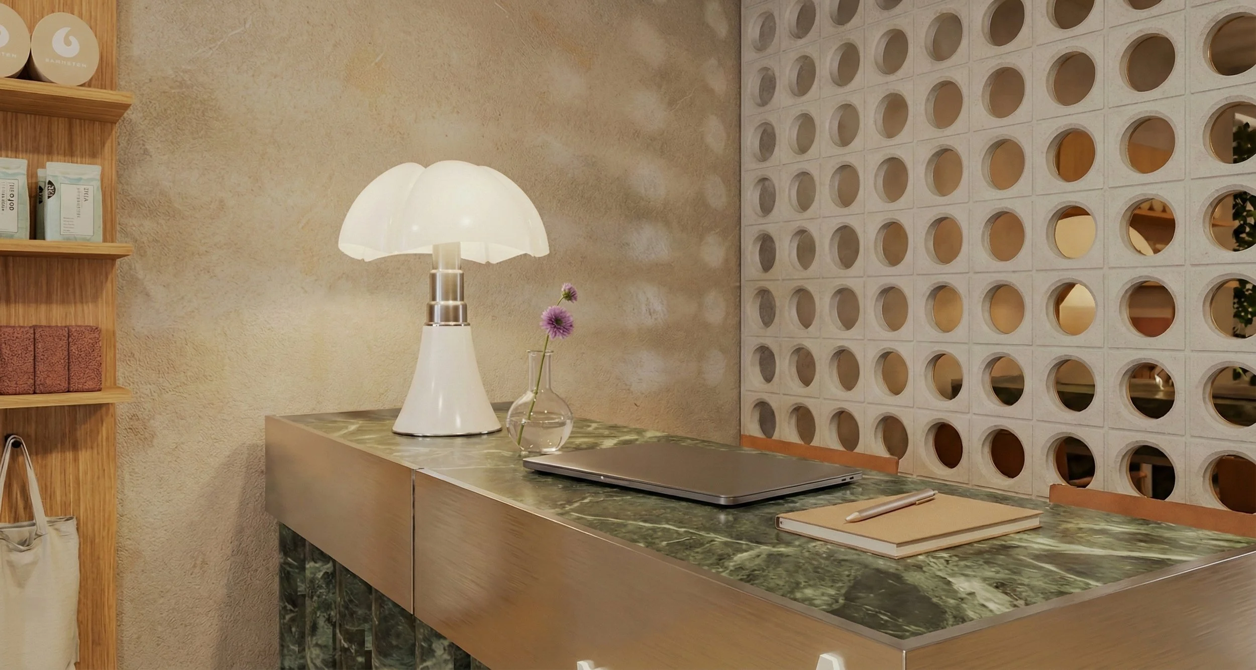 Détail déco : lampe design sur comptoir en pierre dans un studio Pilates et Yoga, ambiance douce. Decor detail: designer lamp on stone counter in a Pilates and Yoga Studio, soft atmosphere.