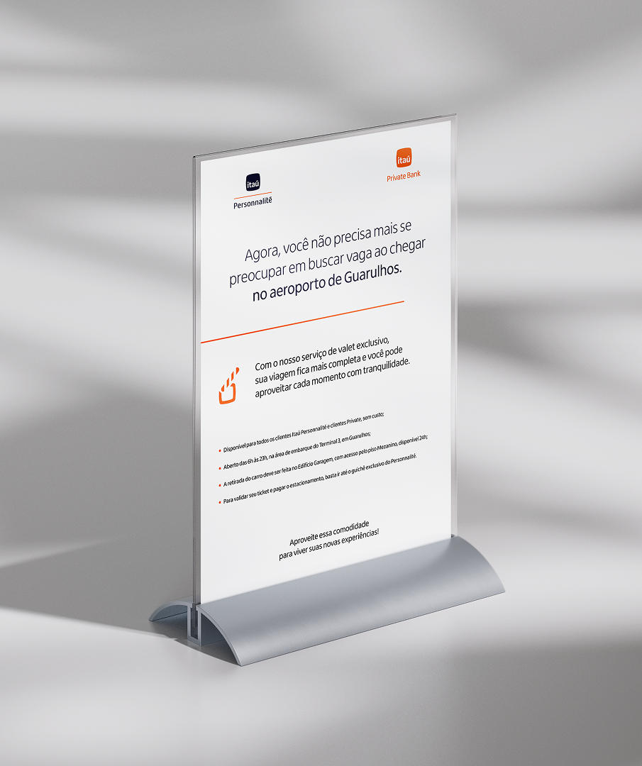 Cartaz informando que não é mais necessário buscar vaga ao chegar no aeroporto de Guarulhos, com detalhes sobre o serviço de valet exclusivo, horários de funcionamento e instruções para validação do bilhete de estacionamento.