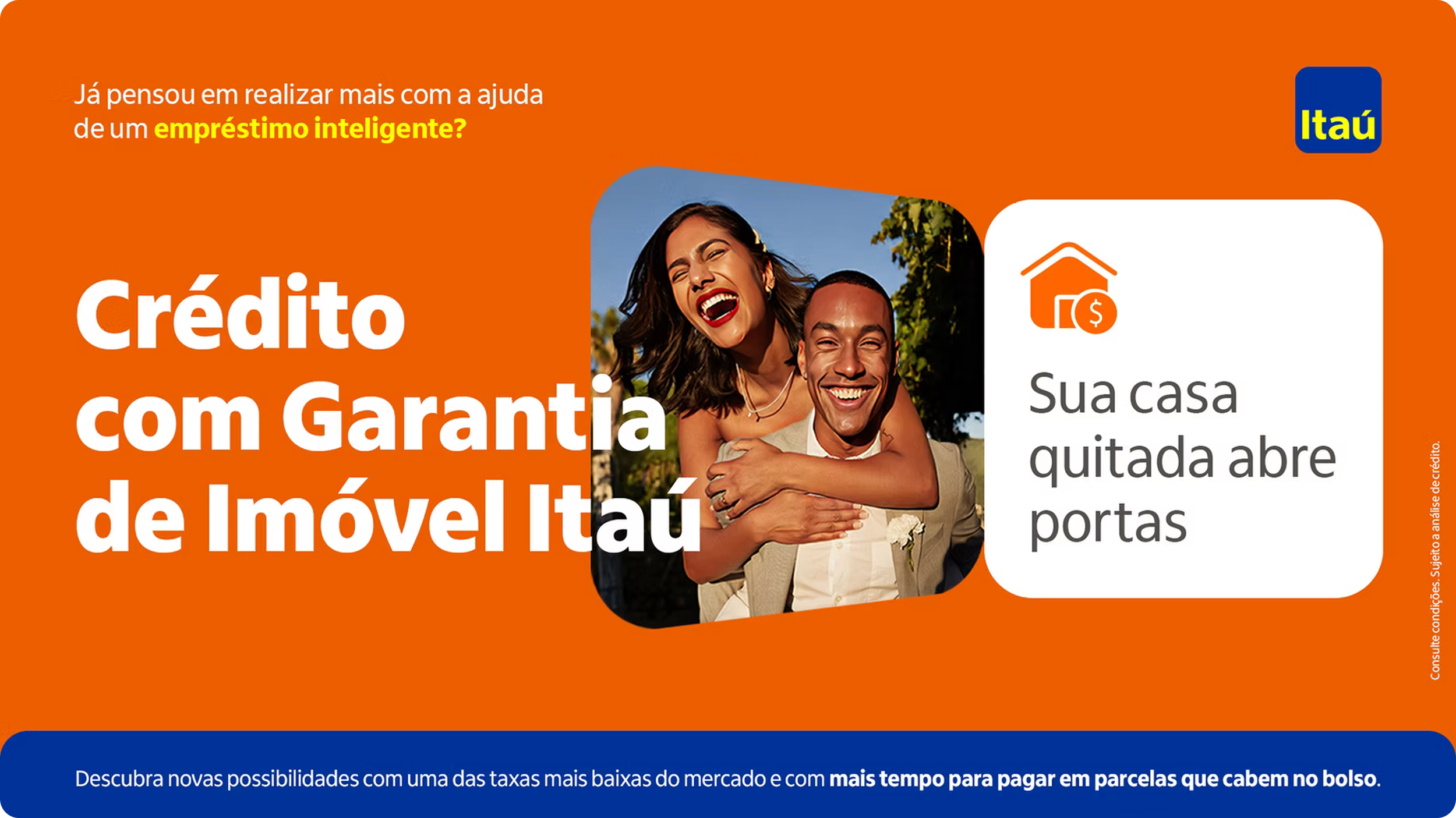 Anúncio de crédito com garantia de imóvel do Itaú, com uma foto de um casal feliz comemorando, fundo laranja, com texto destacando a possibilidade de fazer mais com um empréstimo inteligente, e oferecendo a abertura de portas ao quitar a casa. Logo d