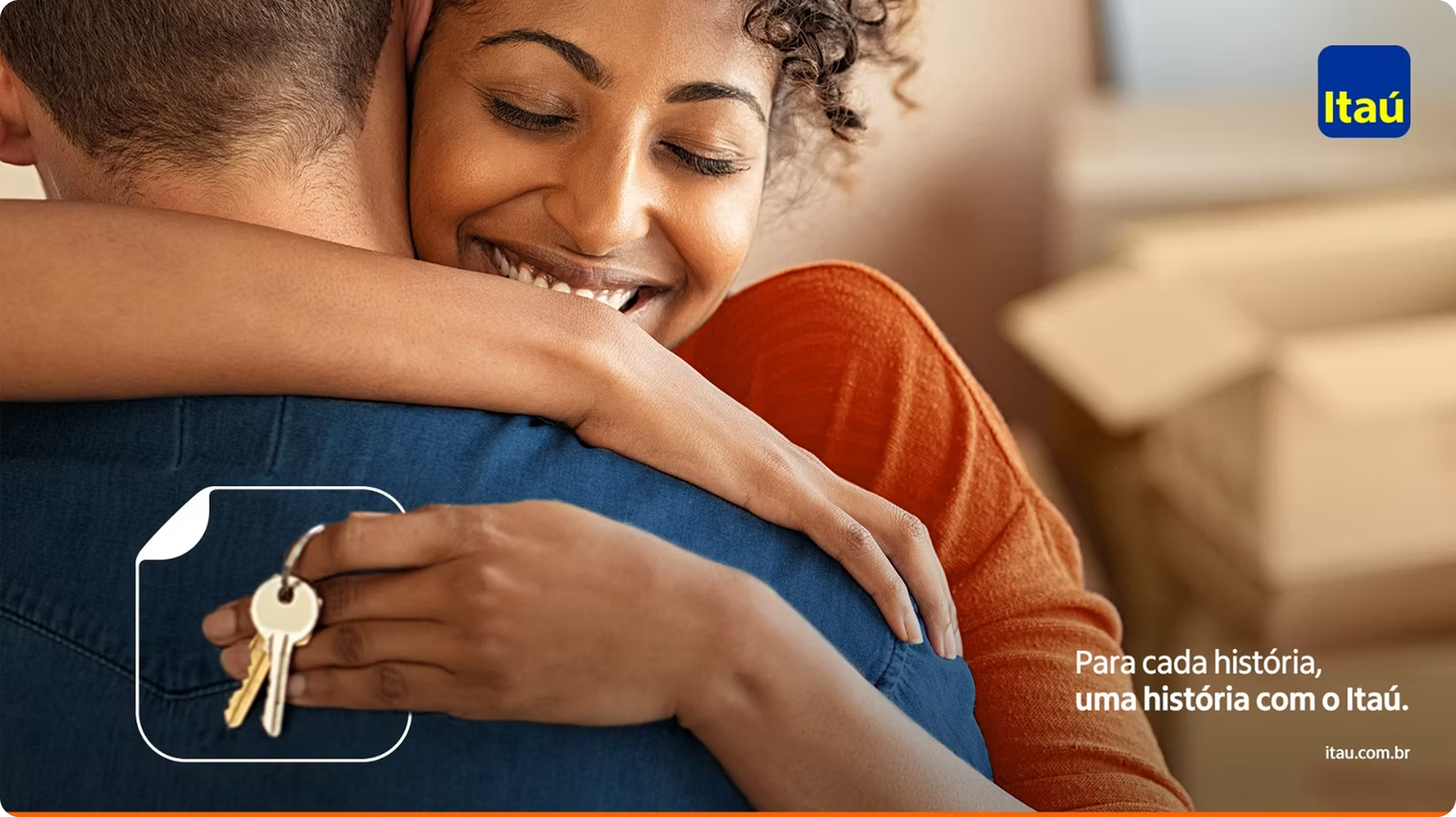Pessoa feliz recebendo um abraço, com o logo do Itaú no canto superior direito e o texto "Para cada história, uma história com o Itaú" no canto inferior direito.