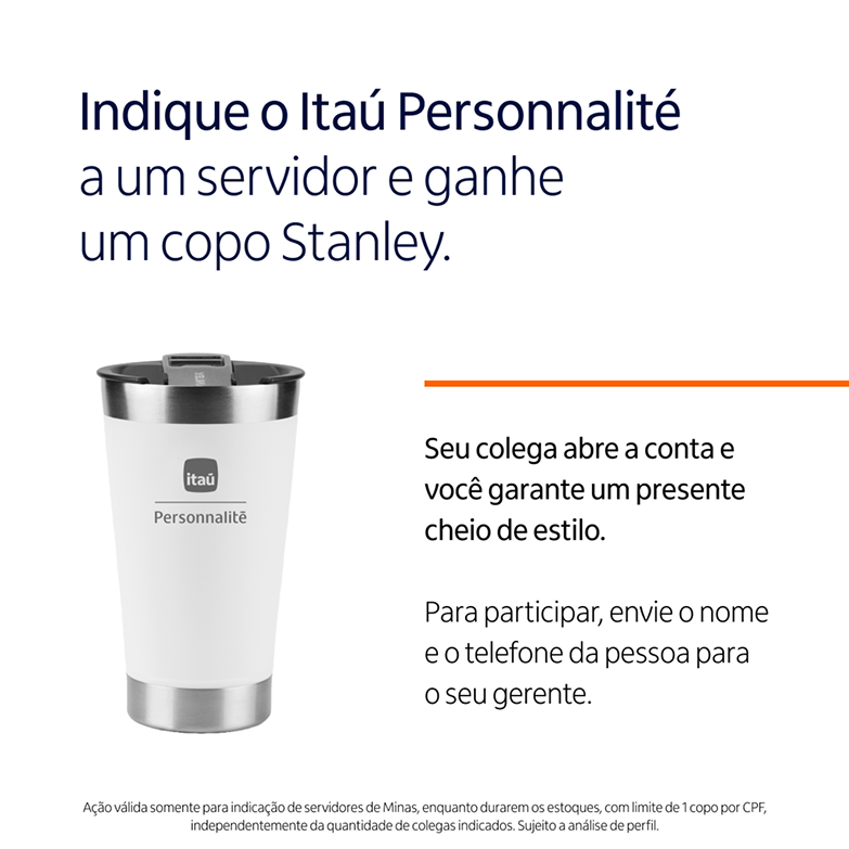 Imagem promocional de uma caneca térmica branca com detalhe em prata. Texto convidando a indicar o Itaú Personalité para um servidor e ganhar um copo Stanley, incluindo instruções de participação.