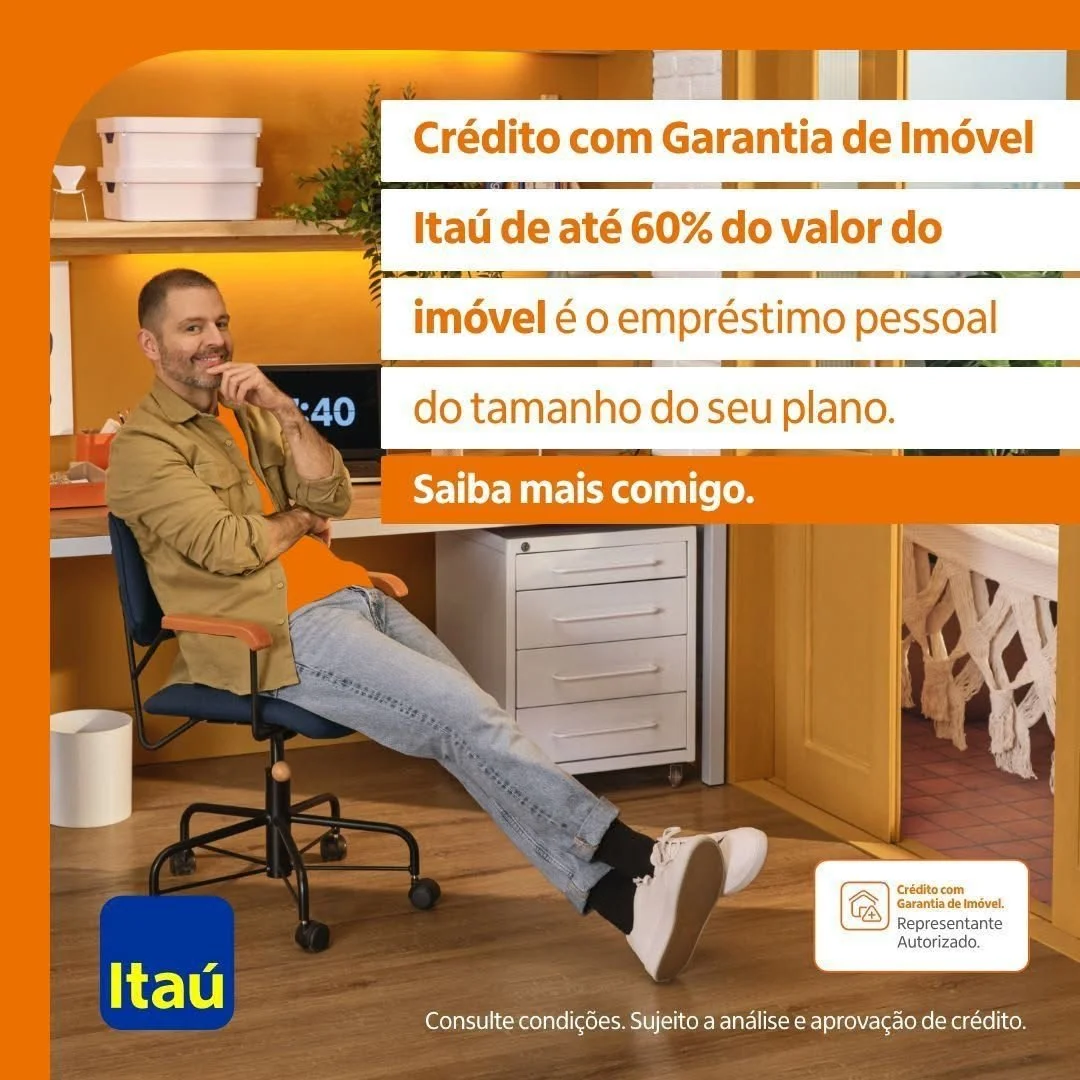 Homem sentado em uma cadeira de escritório em um ambiente de sala com móveis de madeira e decoração em tons de laranja. Texto destacado sobre restrição de crédito com garantia de imóvel. Logo do Itaú ao canto inferior esquerdo e uma mensagem incentiv