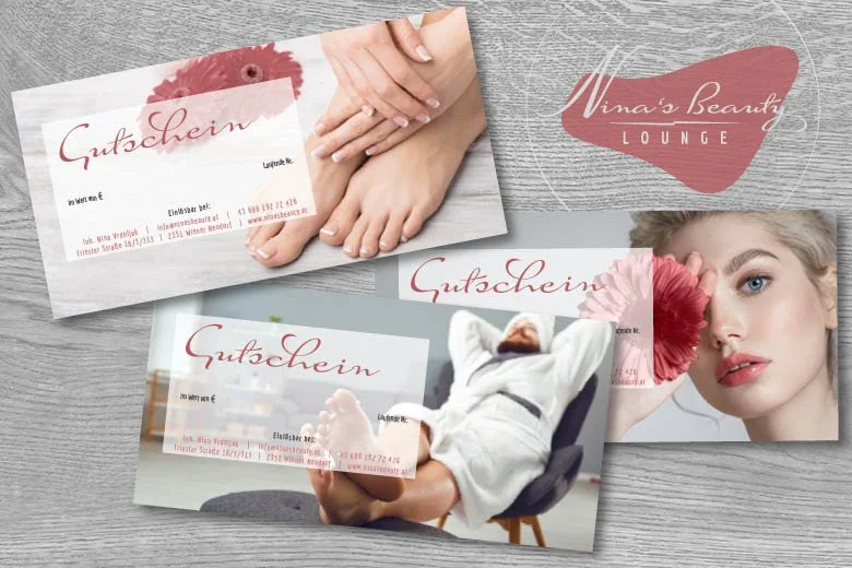Drei Geschenkgutscheine liegen auf einem hellgrauen Holztisch. Zwei Gutscheine sind sichtbar, mit pinkfarbenen und roten Akzenten, eines zeigt eine Hand, die eine Pflanze hält, und eines zeigt eine Frau, die einen roten Blumenstiel vor einem Auge hält. Ein Logo oben rechts liest sich 'Vina's Beauty Lounge'.