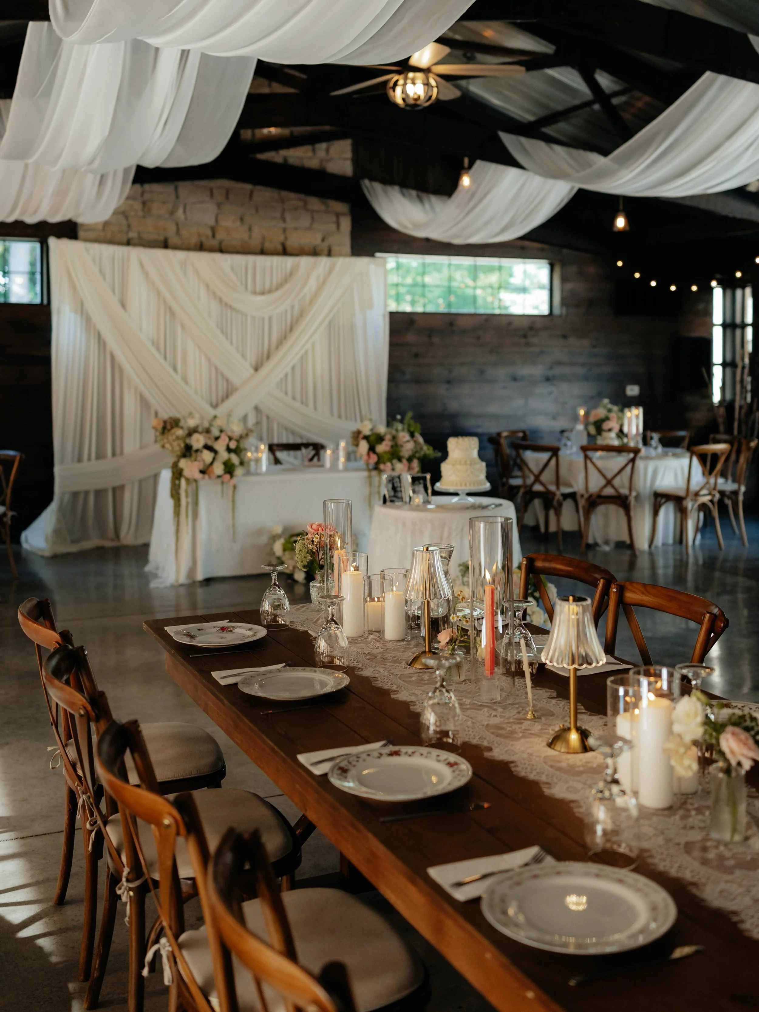We won&rsquo;t say Campbell &amp; Co made an appearance at the Wixom wedding&hellip;but if you look closely, the signs are everywhere. 💕

The lighting, the rentals, the details&hellip;all part of bringing @paige_simonton&rsquo;s beautiful vision for