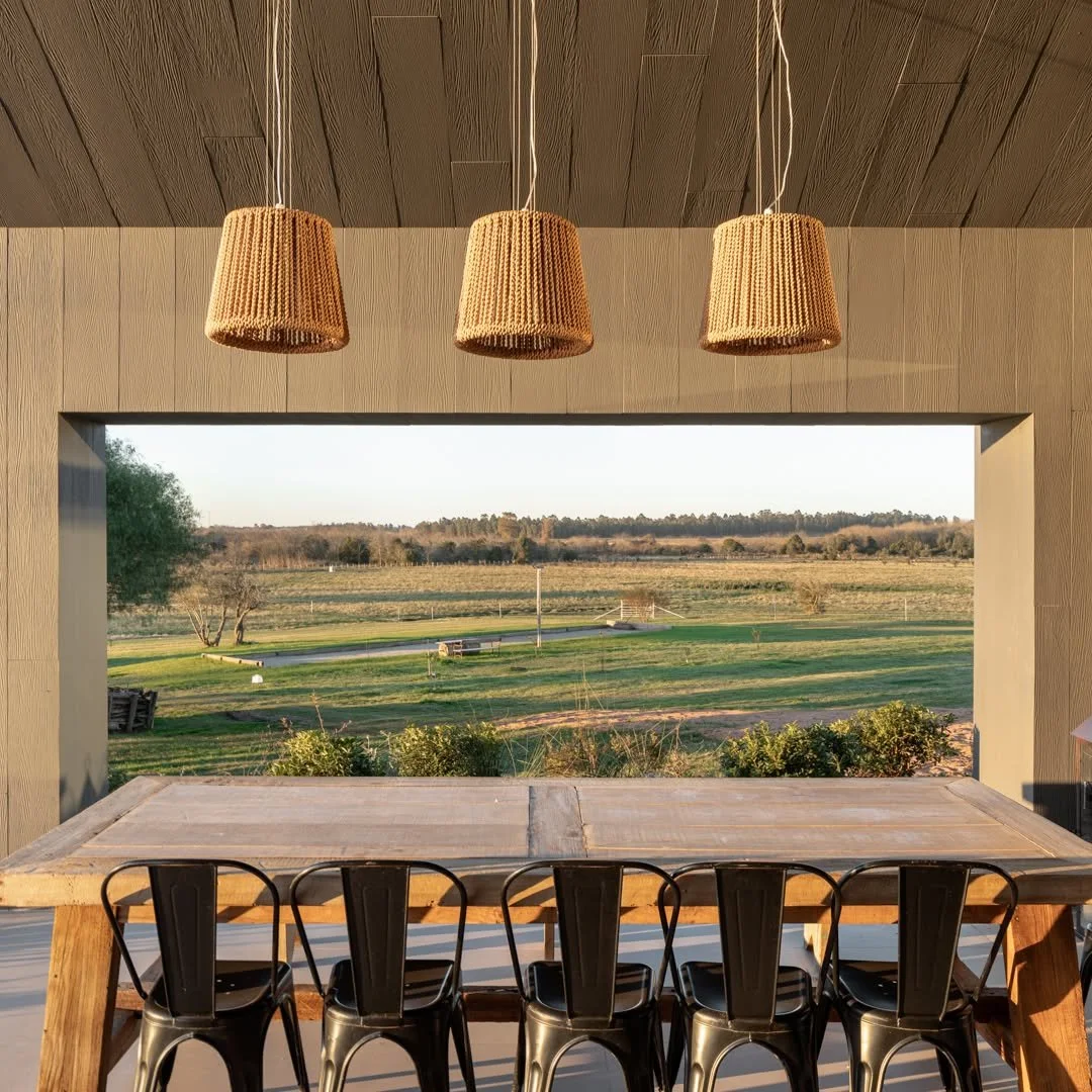 Cuando la arquitectura enmarca las vistas, el paisaje se convierte en parte de la casa.
En esta casa de campo, cada ventana es un cuadro natural: cambia con la luz, las estaciones y el paso del d&iacute;a.

Fotograf&iacute;a @santiago.chaer 

 #dise&