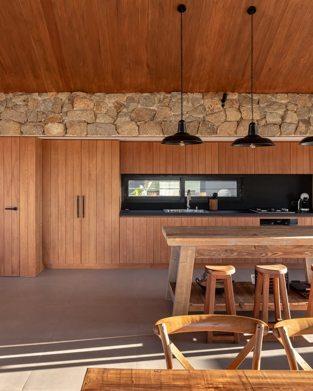 Casa La Llave.

Luz, paisaje y materiales c&aacute;lidos la convierten en un refugio sereno, abierto al lago y al paso de cada estaci&oacute;n.

Te mostramos los interiores.

Fotos @santiago.chaer 

 #dise&ntilde;odetucasa #hogar #construcci&oacute;n