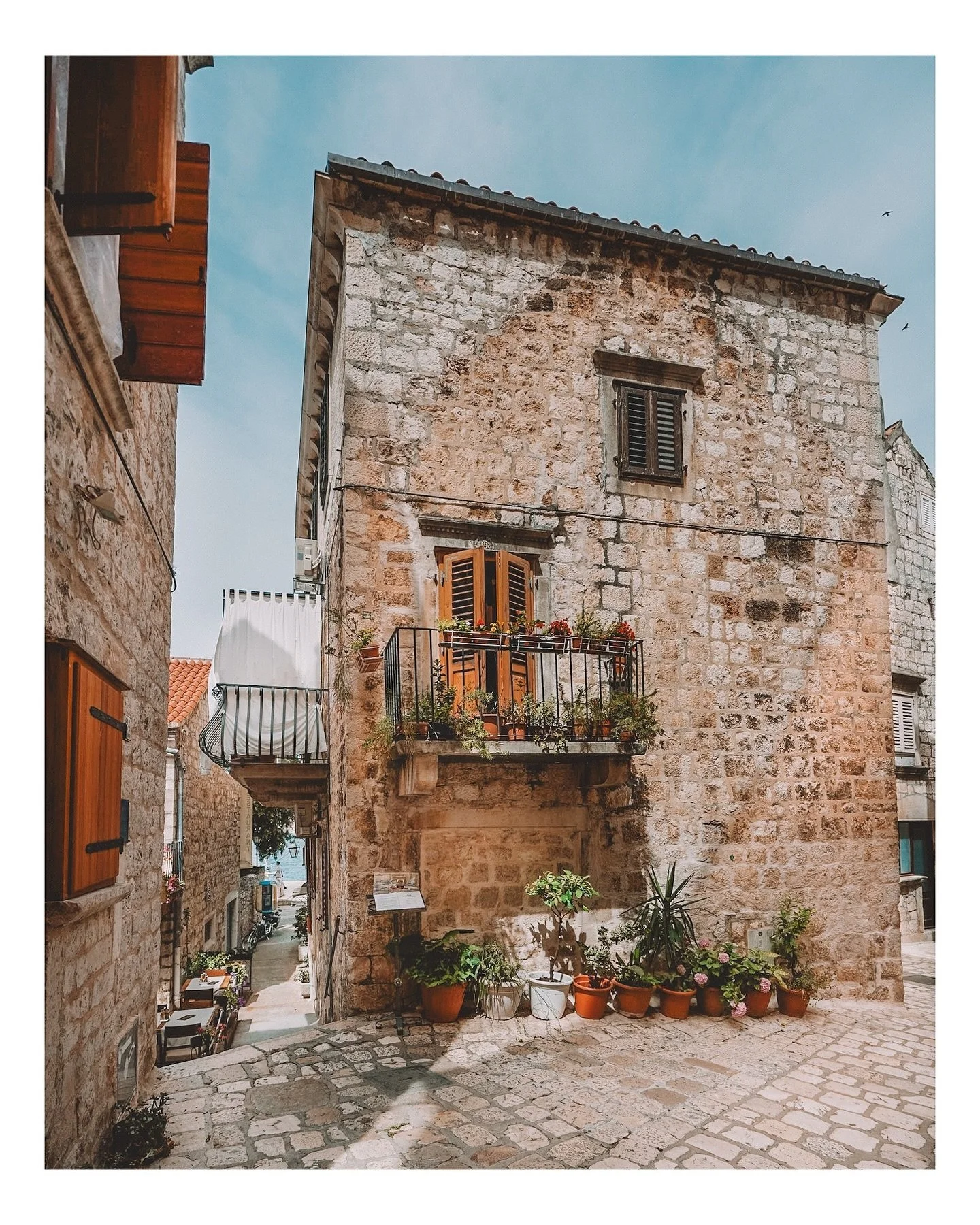 Hvar, Croatia

Stumbled upon this charming old house in Hvar, tucked away in the back alley of the busiest harbor. Looking at it, noticing the new bricks amongst the old, it felt like a little slice of history, whispering stories from the past. 

#Hv