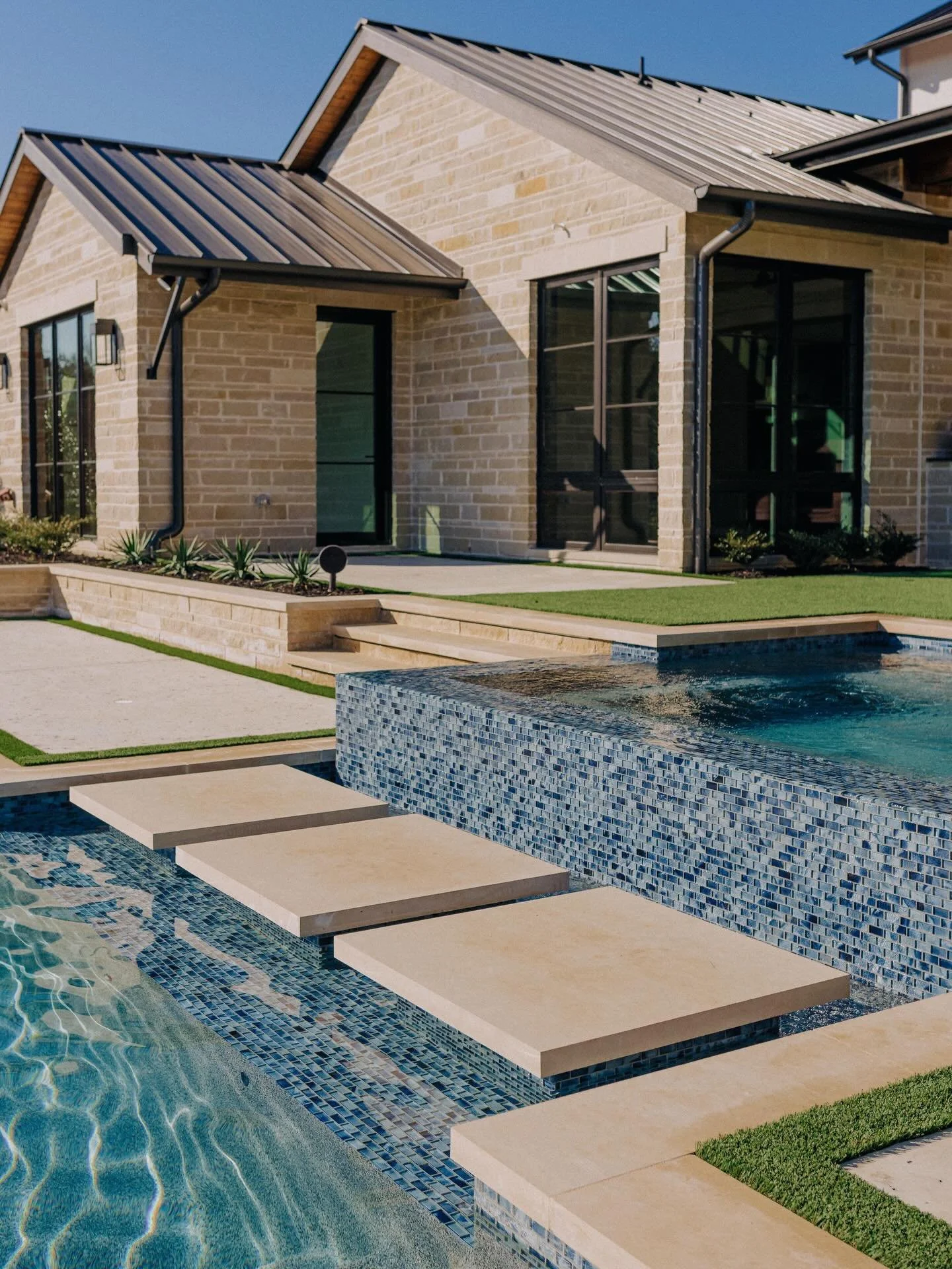 We love how this pool came together!! It&rsquo;s ready for the Texas heat!☀️

We are so thankful for the team at @verdeoutdoors for working with our homeowners to create something that feels intentional and for the partnership we have with them.

#te