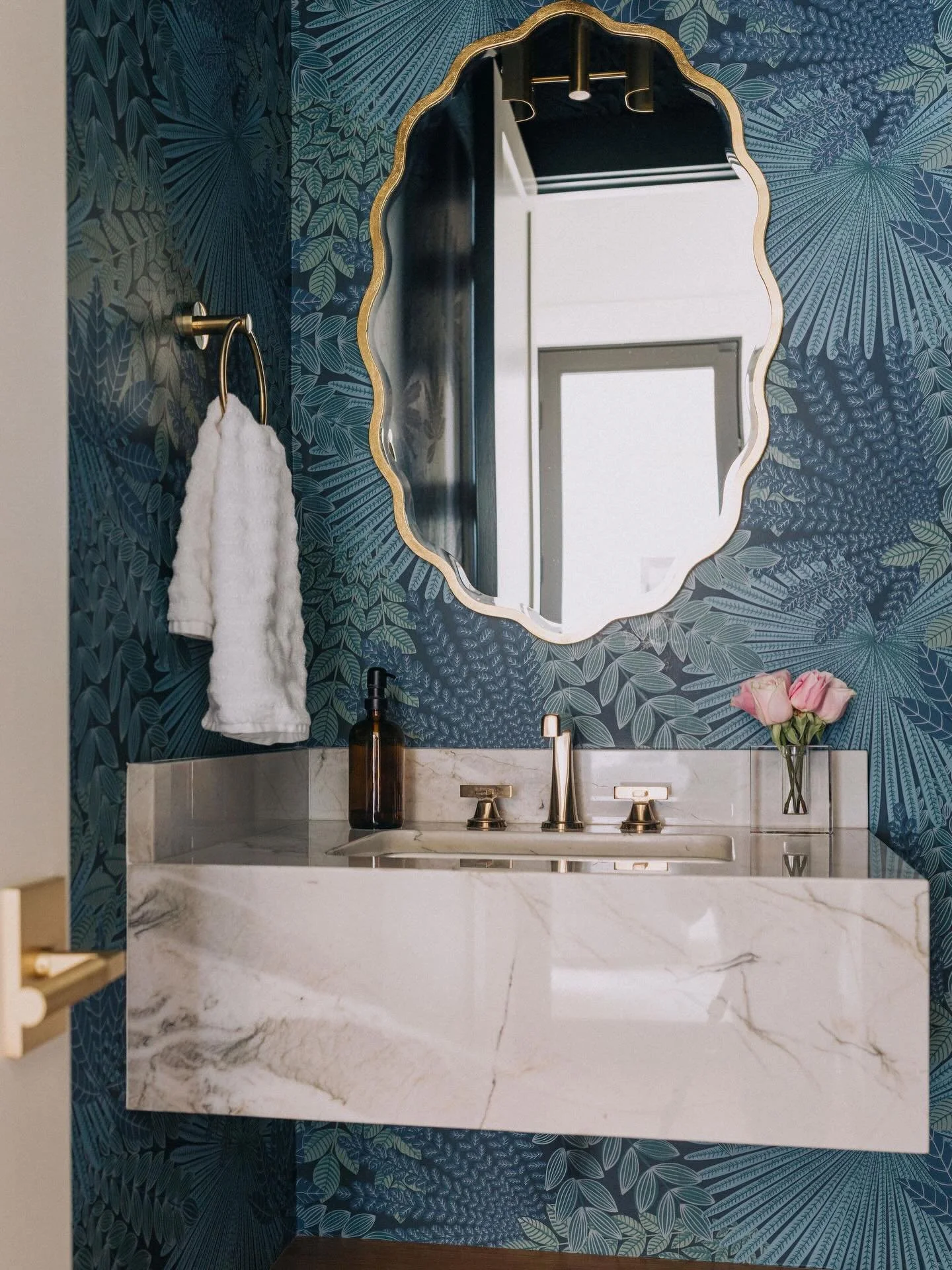 Powder baths are where we like to have a little more fun!!
It&rsquo;s a place to be bold, take risks, and create something unexpected for your guests to experience. 

We love how this one turned out!🌿✨

#dedicatedtocraftsmanship #designbuild #powder