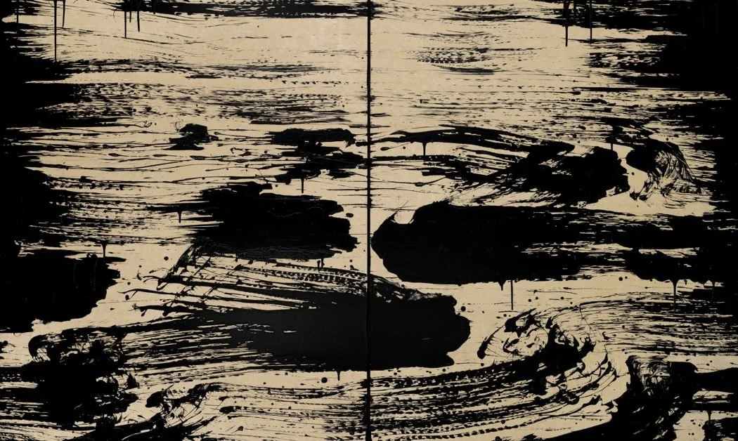 Œuvre d'art abstraite avec des brosses noires sur un fond beige, créant un motif dynamique et expressif.