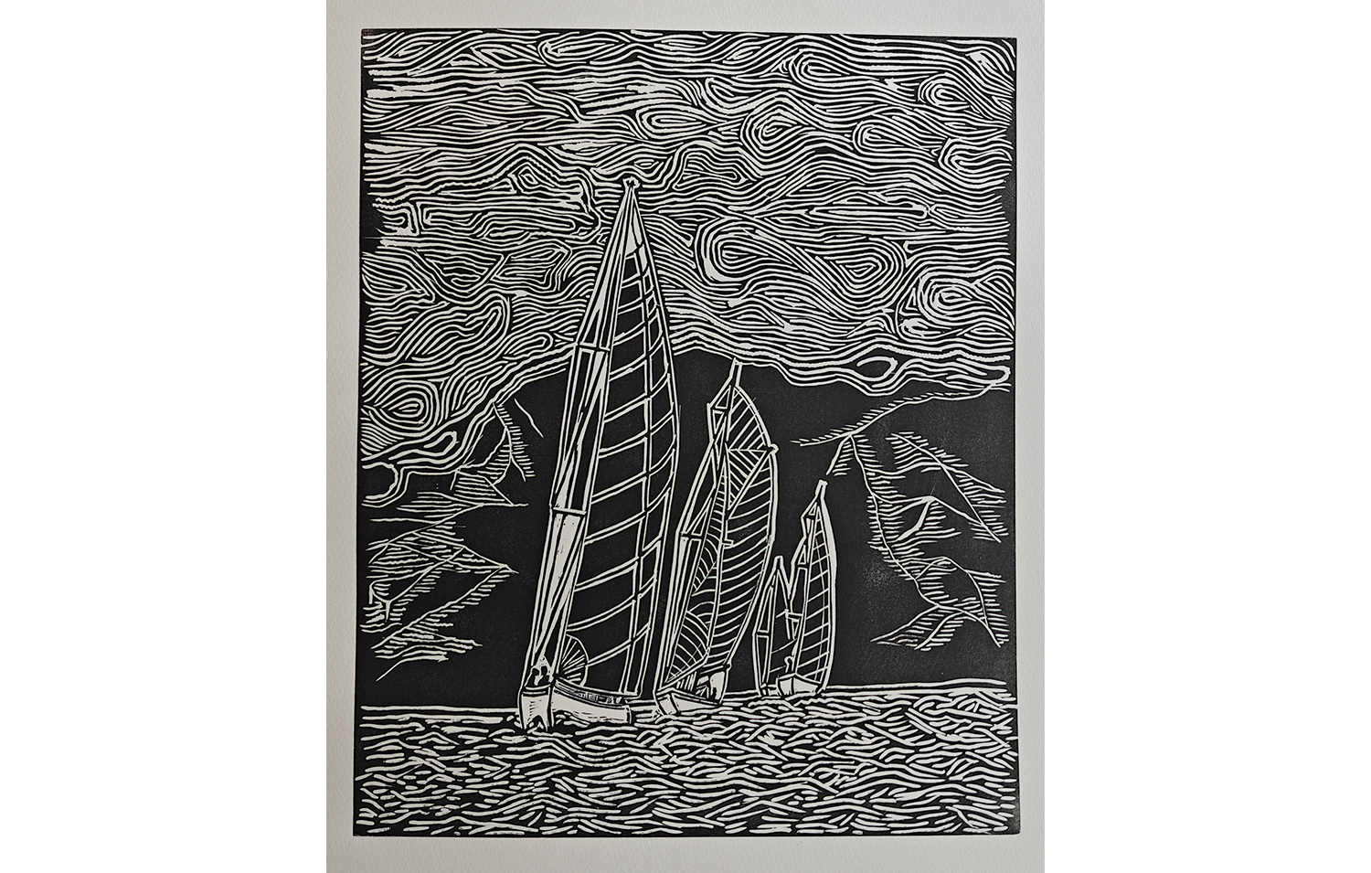 Une illustration noire et blanche de trois voiliers naviguant sur la mer avec un ciel orageux, doté de lignes sinueuses représentant le vent ou les nuages.