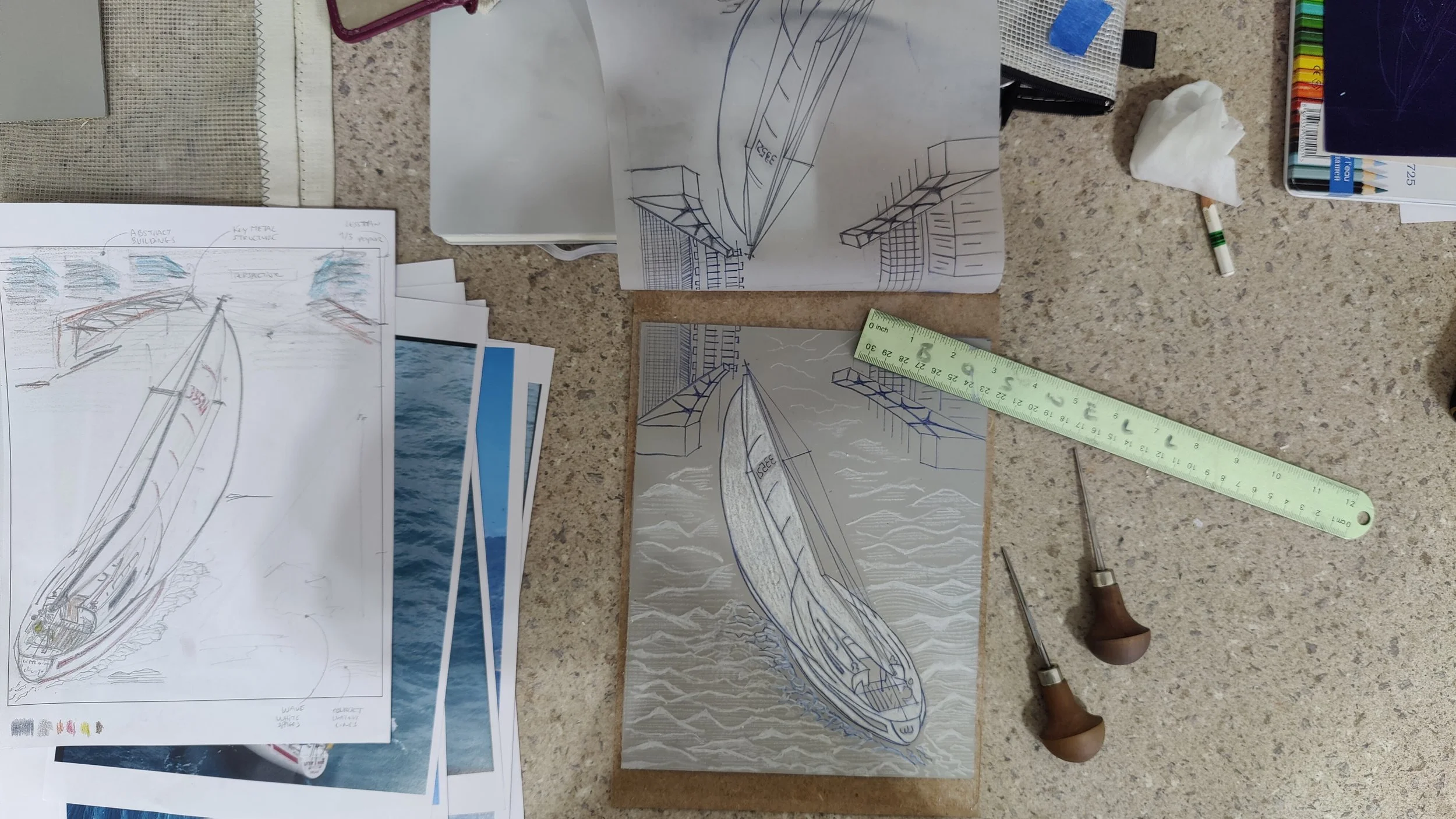 Croquis de conception d'un bateau, plans, outils de dessinateur, règle, tournevis et photo de référence de l'océan sur un plan de travail.