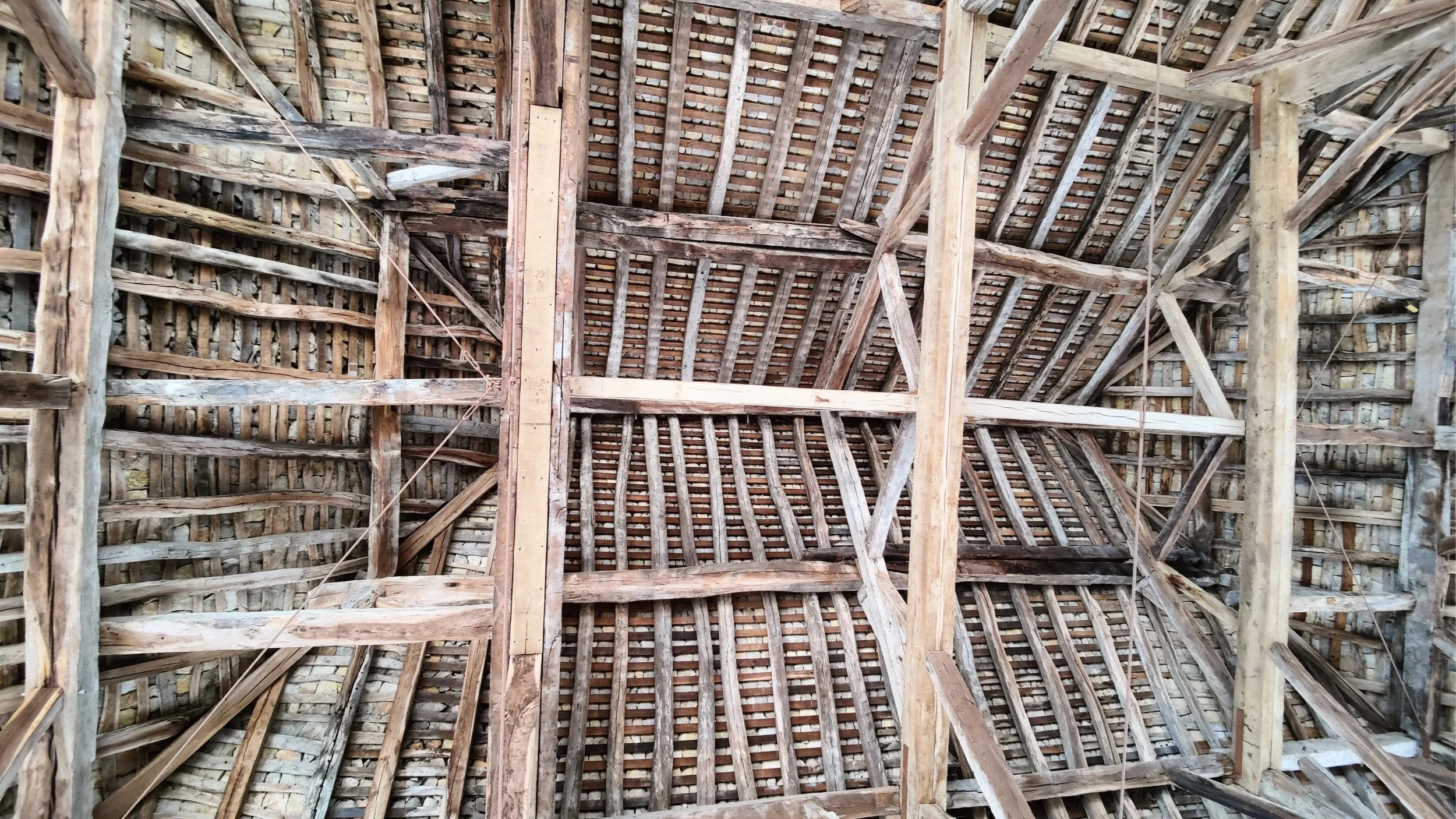 Plancher en bois et poutres structurelles d'un toit en construction ou en réfection.