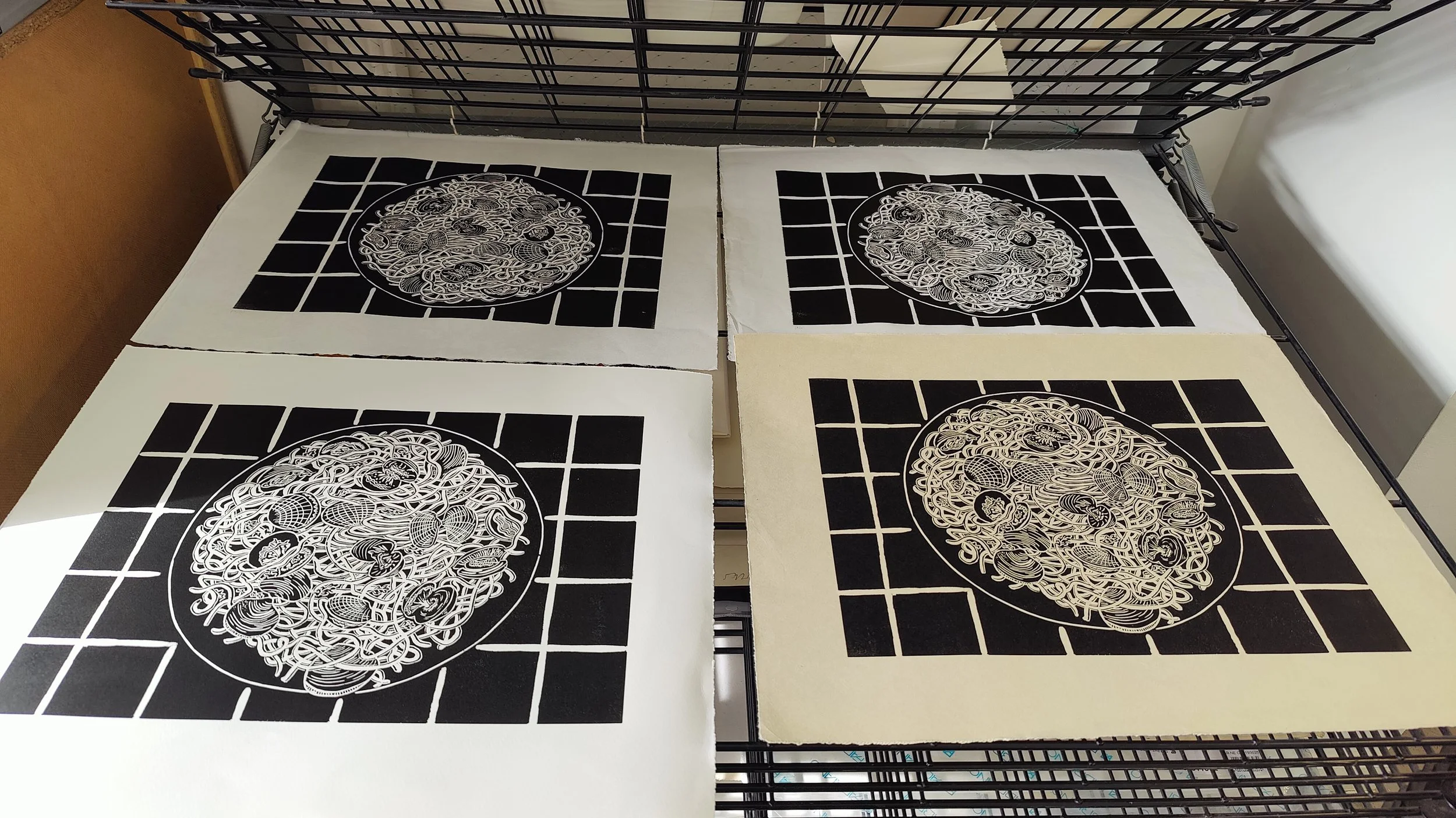 Quatre copies de papier avec une illustration de mandala. Deux copies ont un fond blanc avec une illustration noire, et deux copies ont un fond beige avec une illustration noire. Les illustrations sont des motifs complexes et détaillés.