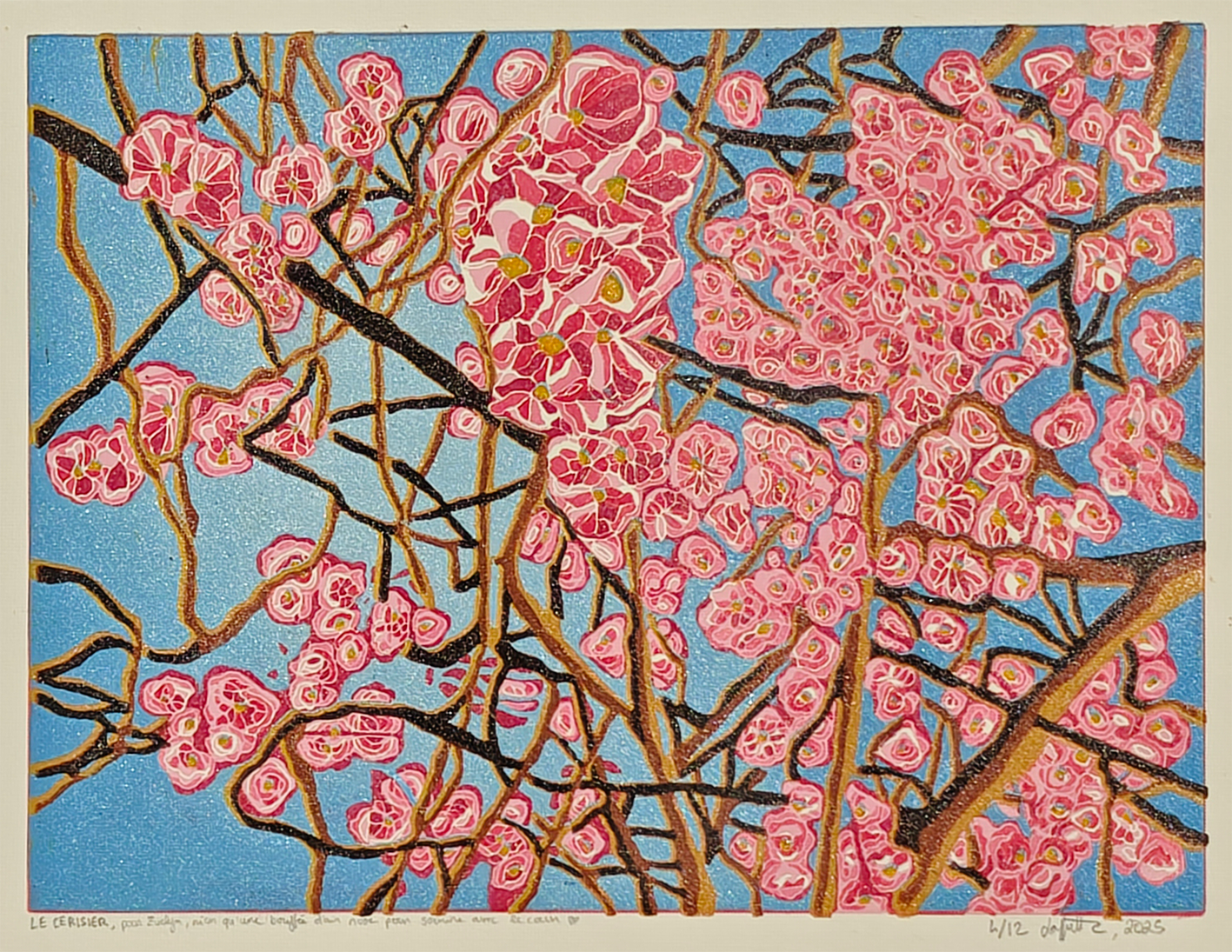 Un arbre en fleurs roses contre un ciel bleu, illustré dans un style artistique avec des branches brunes et des fleurs détaillées.