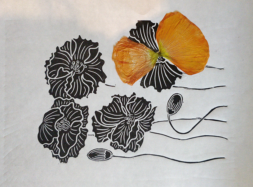 Illustration artistique composée d'éléments naturels et dessinés, comprenant une feuille orange, quatre motifs floraux noirs et blancs, et plusieurs lignes courbes.