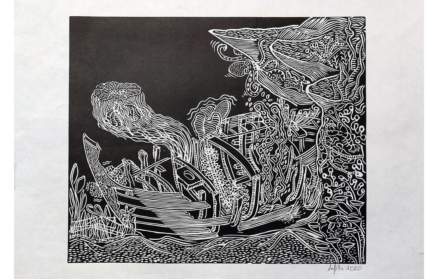 Une illustration en noir et blanc représentant un bateau et un paysage marin avec des éléments fantastiques et végétaux stylisés.