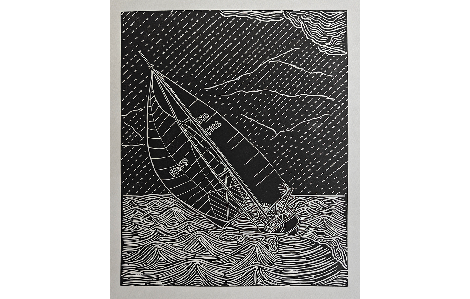 Illustration en noir et blanc d'un voilier qui bascule dans une mer agitée, avec des lignes ondulées représentant les vagues et un ciel orageux avec des nuages et la pluie.