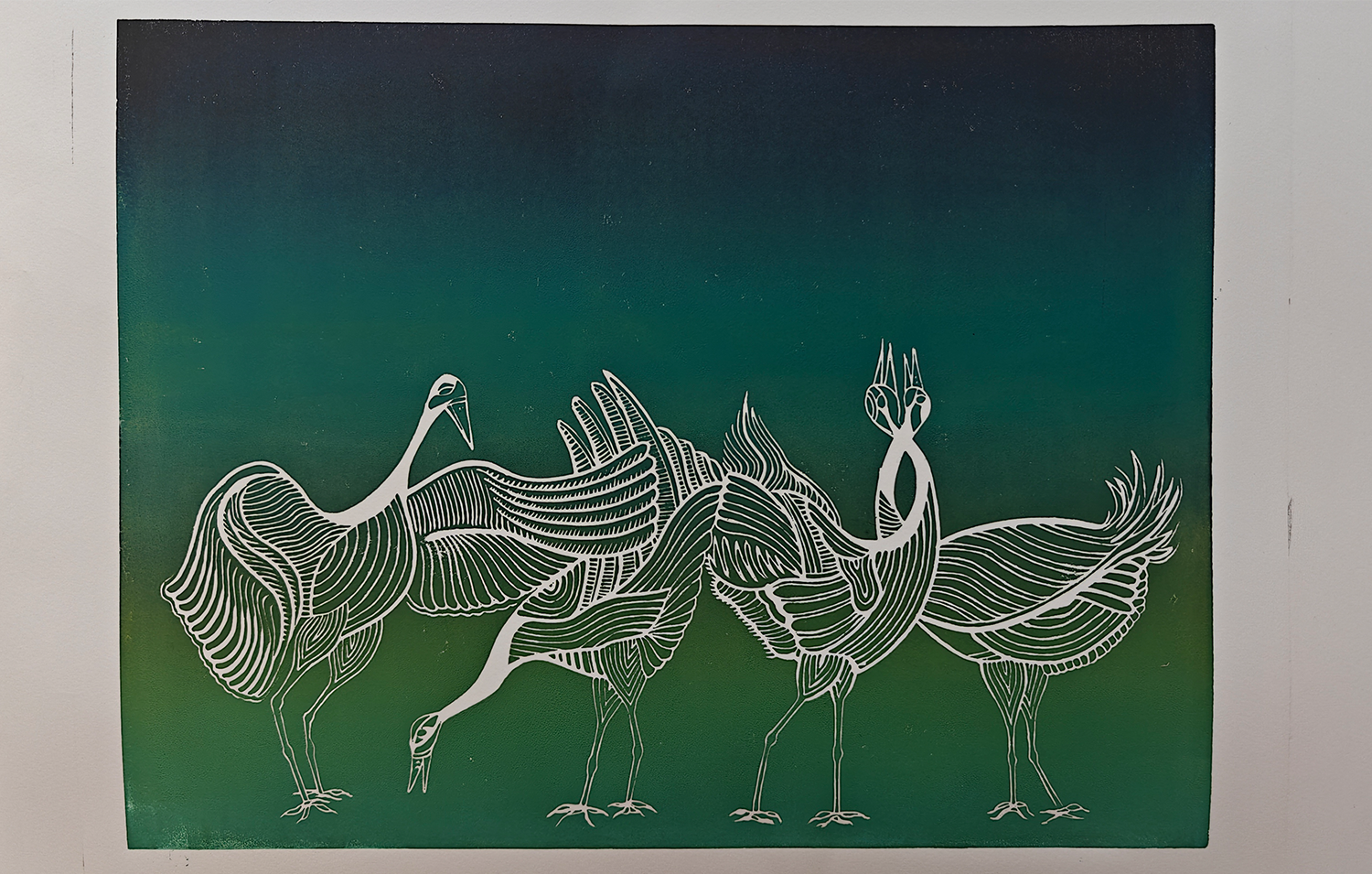 Illustration en ligne de plusieurs oiseaux stylisés en blanc sur un fond dégradé vert-bleu.