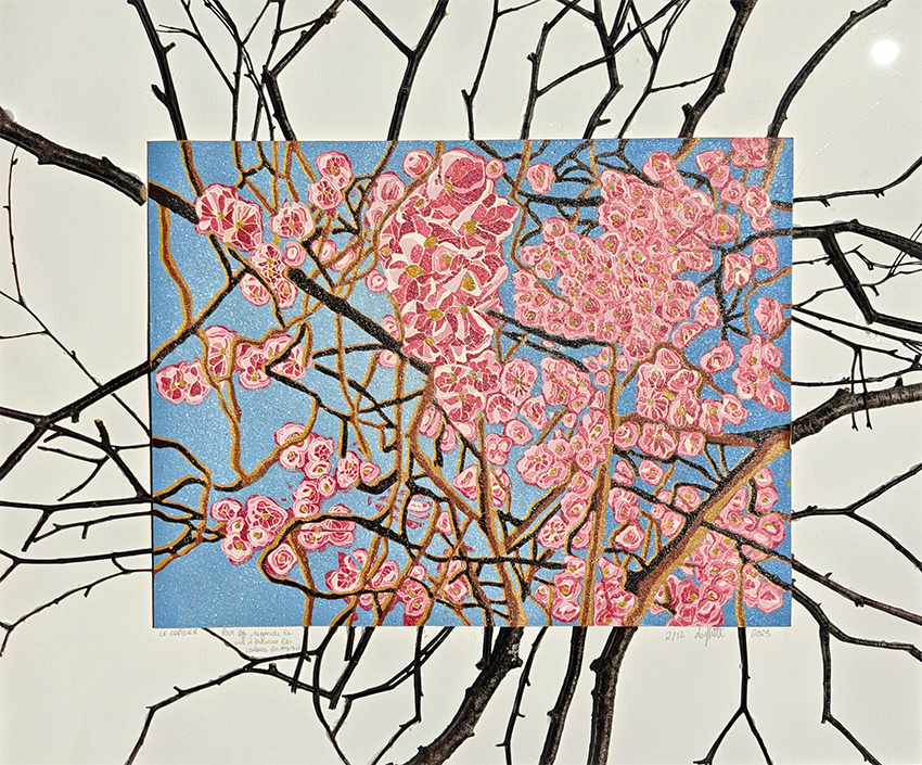 Une peinture représentant des branches d'arbre avec des fleurs roses contre un fond bleu, entourée de branches d'arbre dénudées