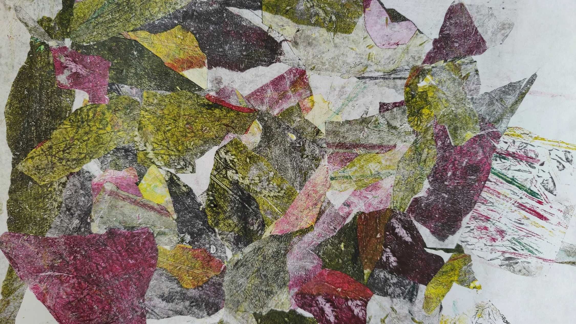 Une composition artistique faite de plusieurs morceaux de papier coloré, principalement en nuances de vert, rose, jaune, noir, et blanc, assemblés de manière abstraite.