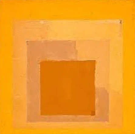 Carré orange au centre entouré de couches de couleurs jaunes et beiges.