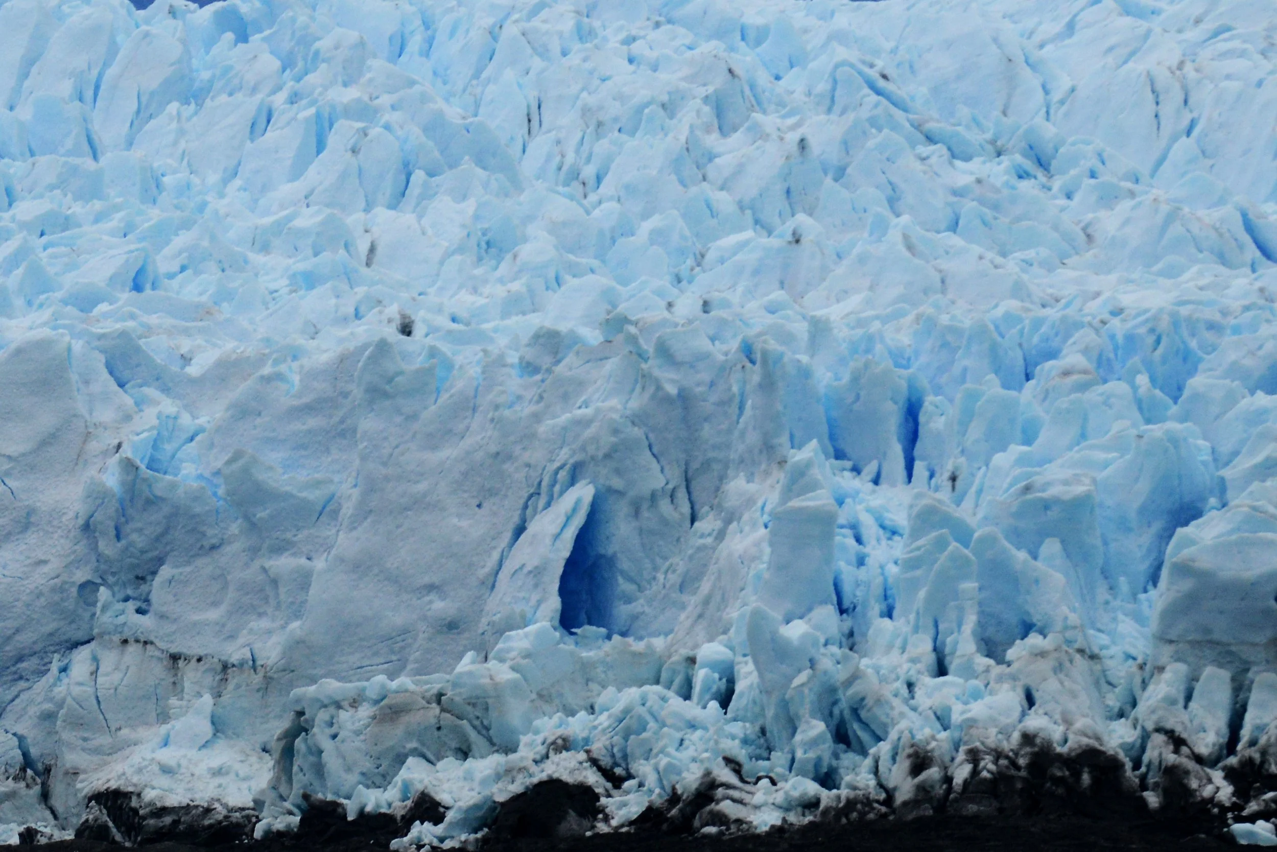 Gros plan d'un glacier avec des morceaux de glace bleue et blanche.