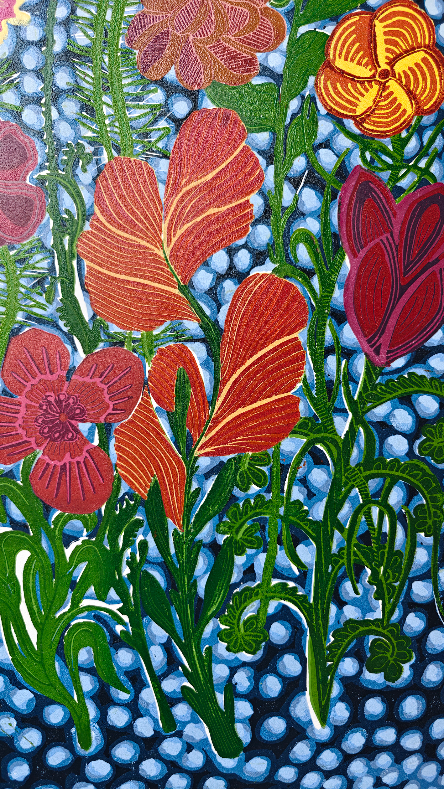 Fleurs colorées sur fond de perles bleues, illustrations botaniques avec feuilles vertes.