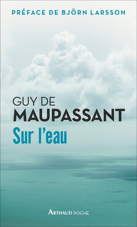 Couverture du livre 'Sur l'eau' de Guy de Maupassant, préfacé par Björn Larsson, avec une image d'un ciel nuageux au-dessus d'une mer calme.