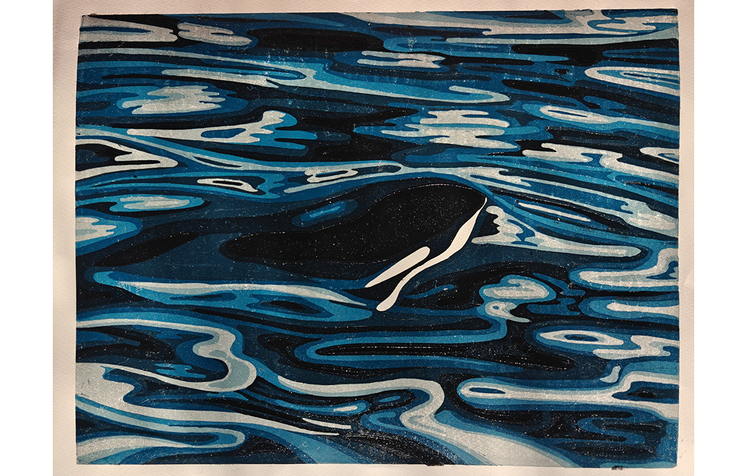 Peinture d'une orque nageant dans l'océan avec des vagues stylisées en tons de bleu, noir et blanc.