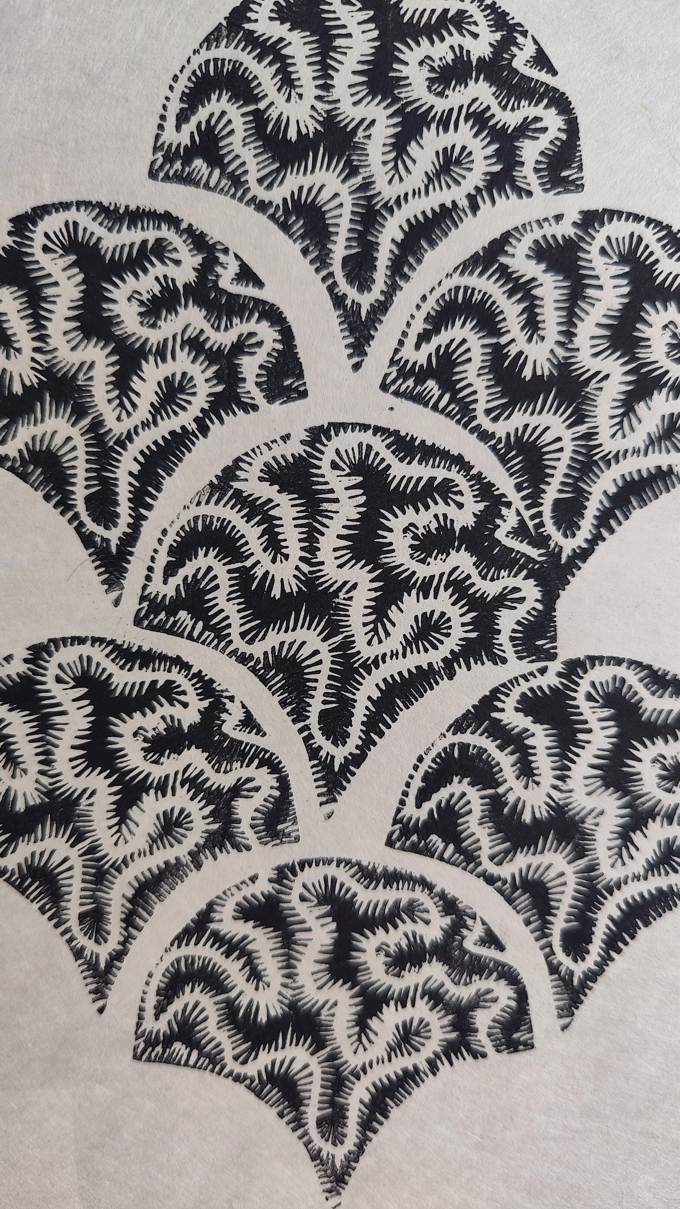 Motifs floraux noirs complexes sur fond blanc.