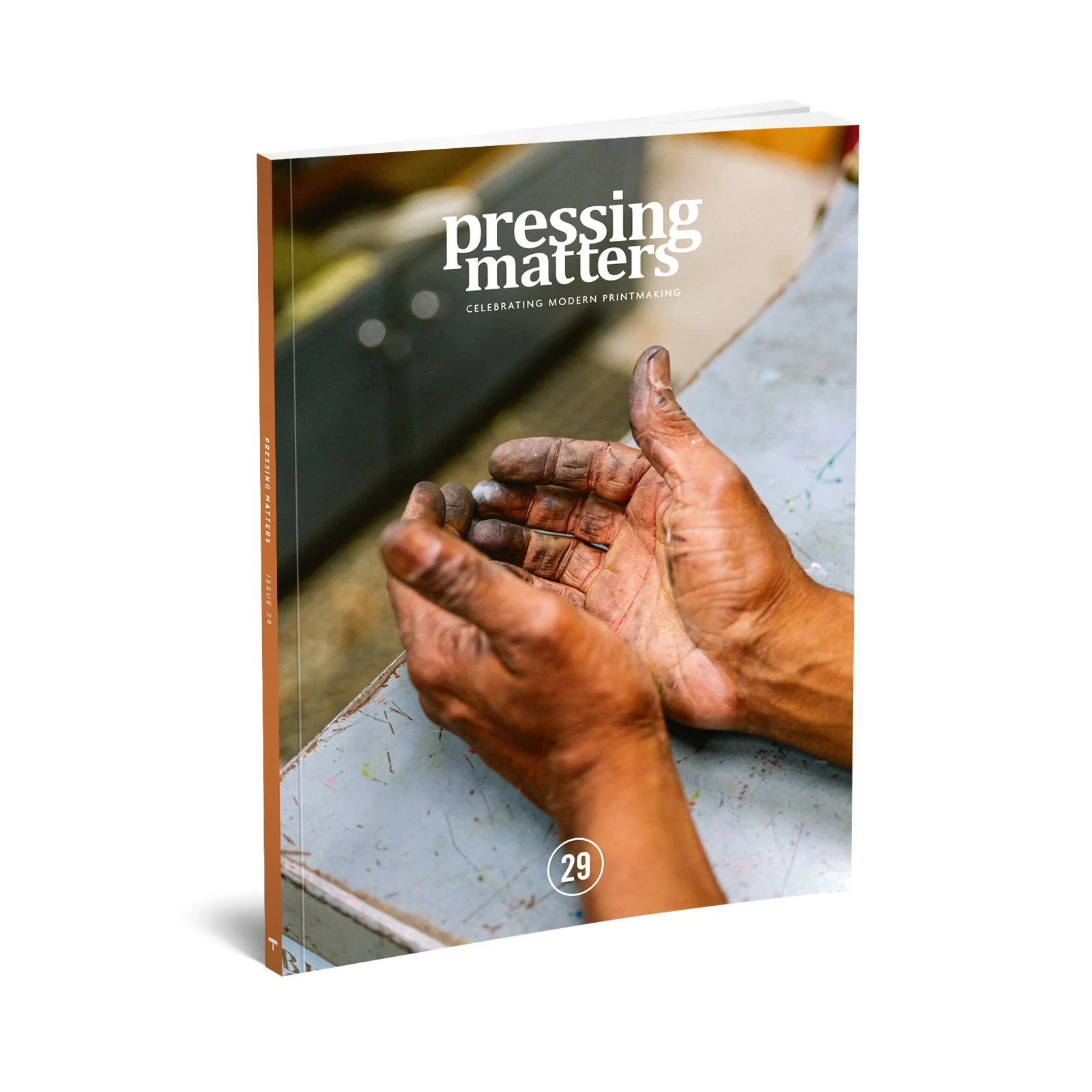Couverture d'une publication intitulée 'pressing matters' avec une photo de deux mains sales, probablement de l'encre ou de la peinture, posées sur une surface.