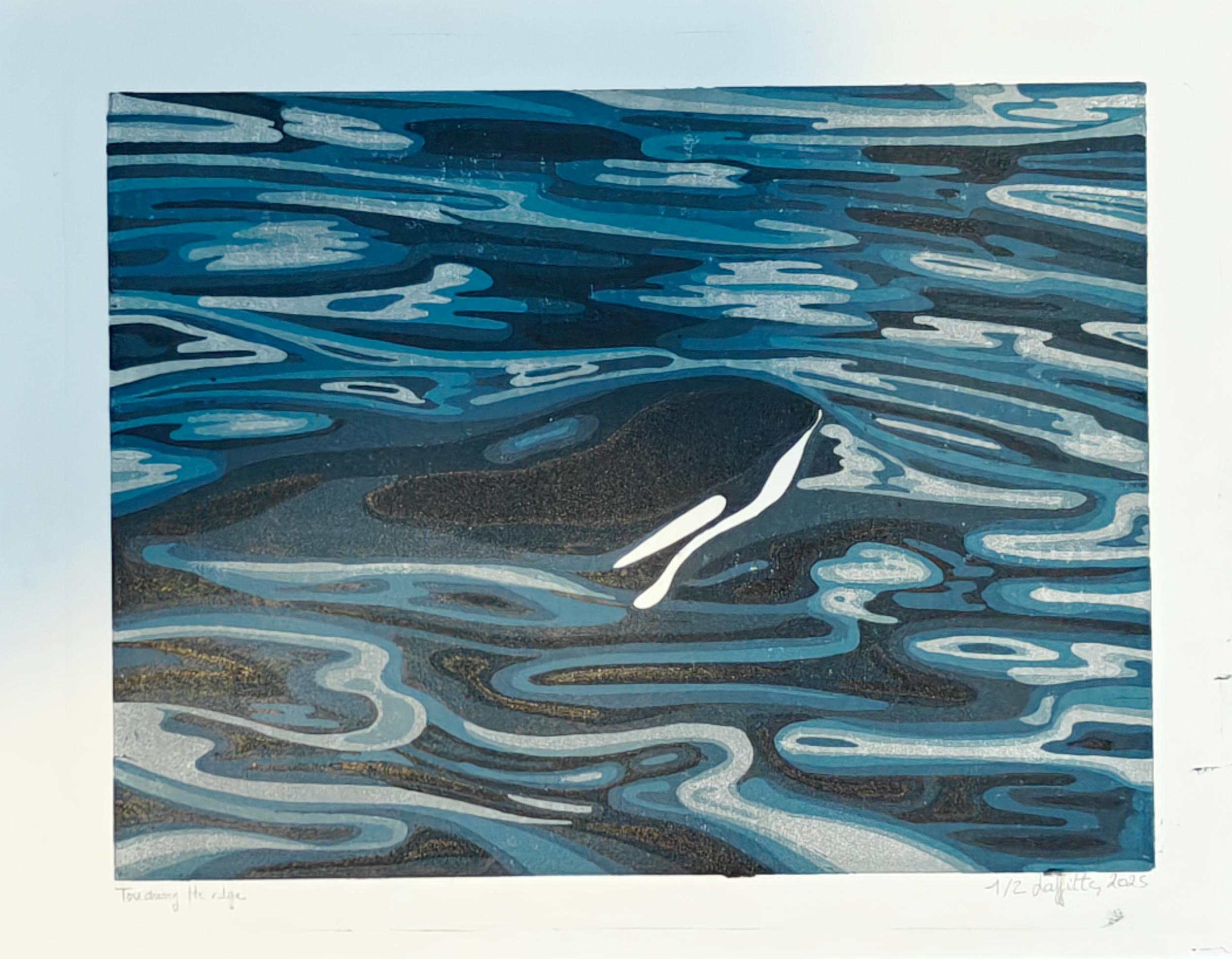 Une illustration d'une orque nageant dans l'eau, entourée de vagues et de reflets bleus.