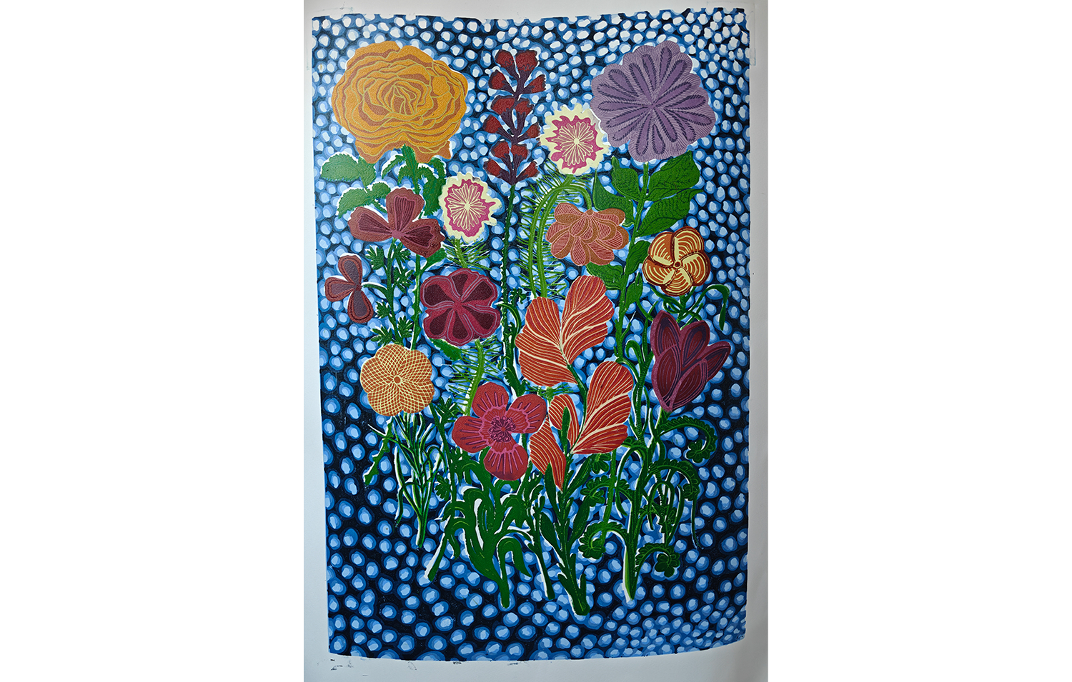 Peinture colorée représentant un bouquet de fleurs variées sur un fond à motifs de points bleus et blancs.