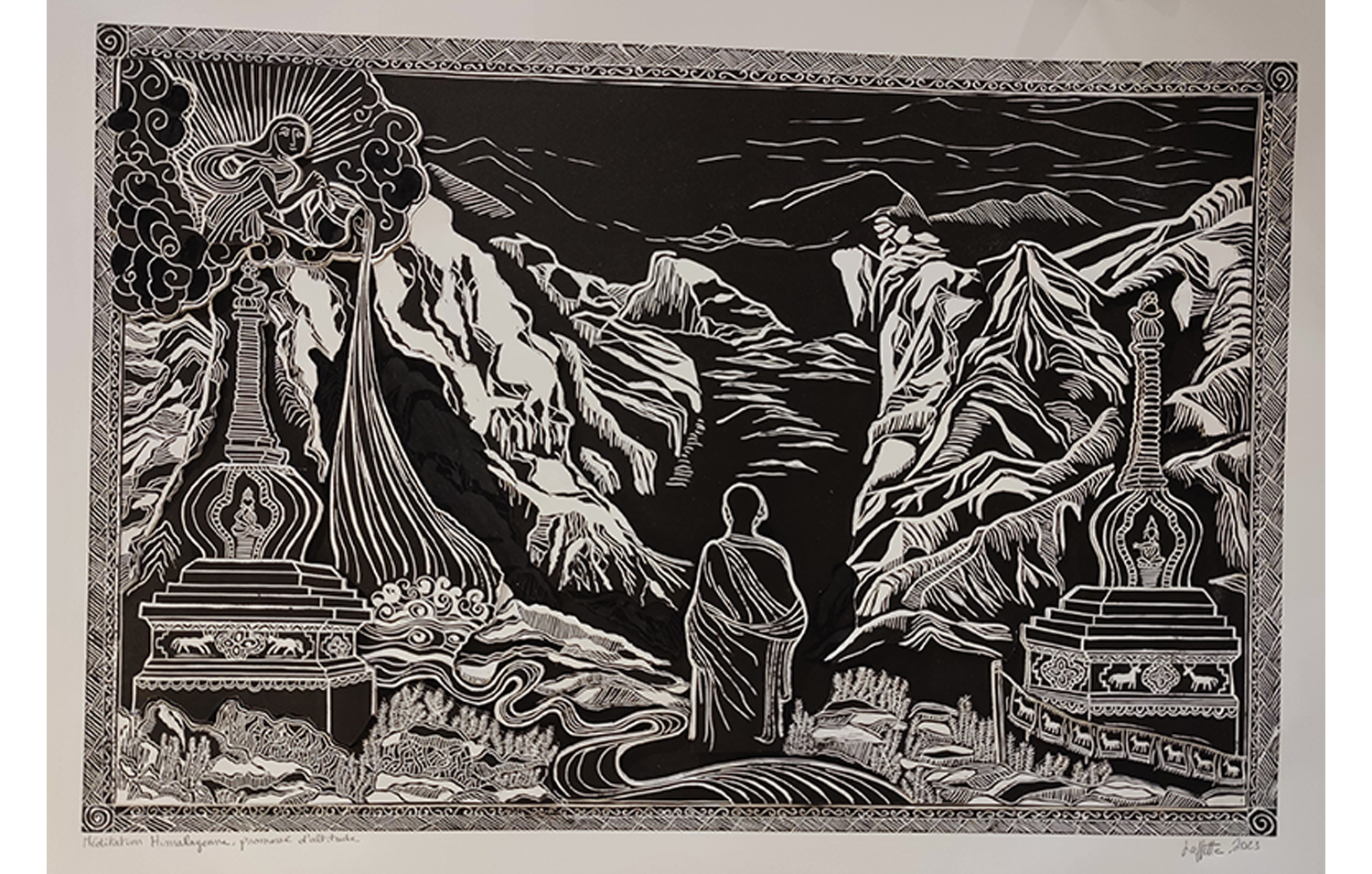 Une œuvre d'art représentant un paysage montagneux avec un chemin et une figure au centre, entourée de symboles et d'icônes traditionnels, avec un fond noir et des détails en blanc.