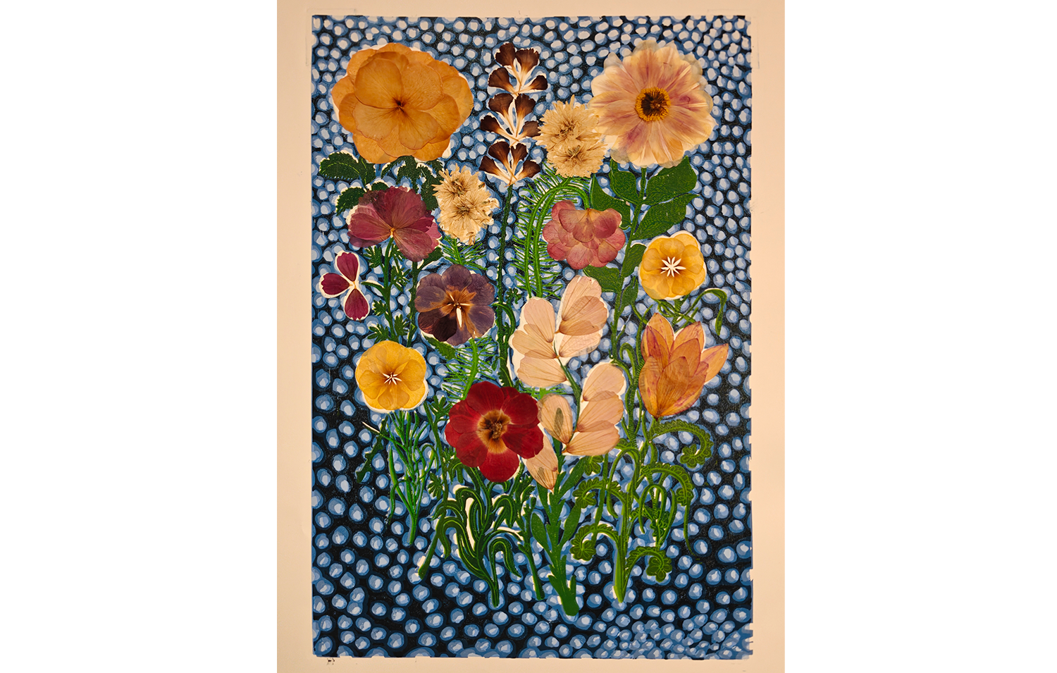 Tableau représentant un arrangement de fleurs de différentes couleurs et formes sur un fond bleu avec des motifs en cercles blancs.