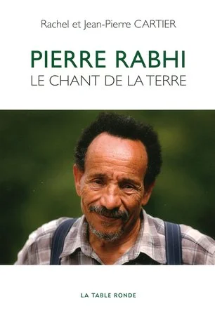 Couverture d'un livre intitulé 'Pierre Rabhi, Le Chant de la Terre' avec une photo d'un homme âgé avec barbe et cheveux bouclés, portant une chemise à carreaux, en arrière-plan vert. Patrons et auteurs: Rachel et Jean-Pierre Cartier.