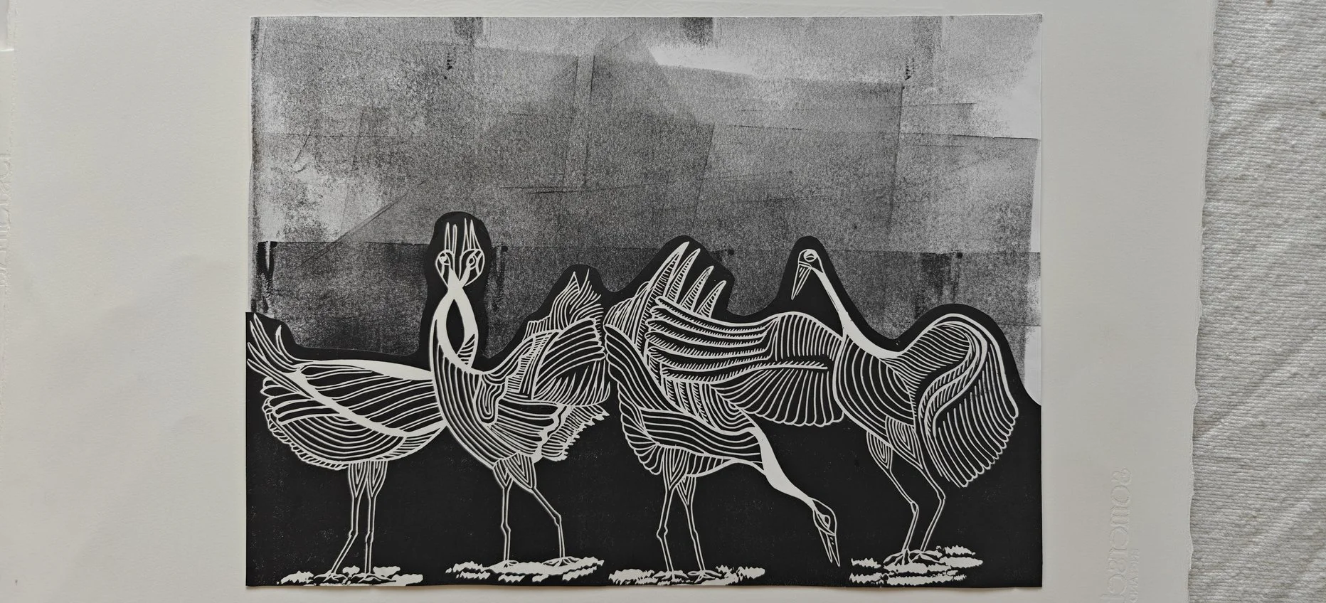 Illustration en noir et blanc de trois oiseaux stylisés avec des lignes courbes et droites formant leur corps, plumes, et cou, sur fond en dégradé de gris.