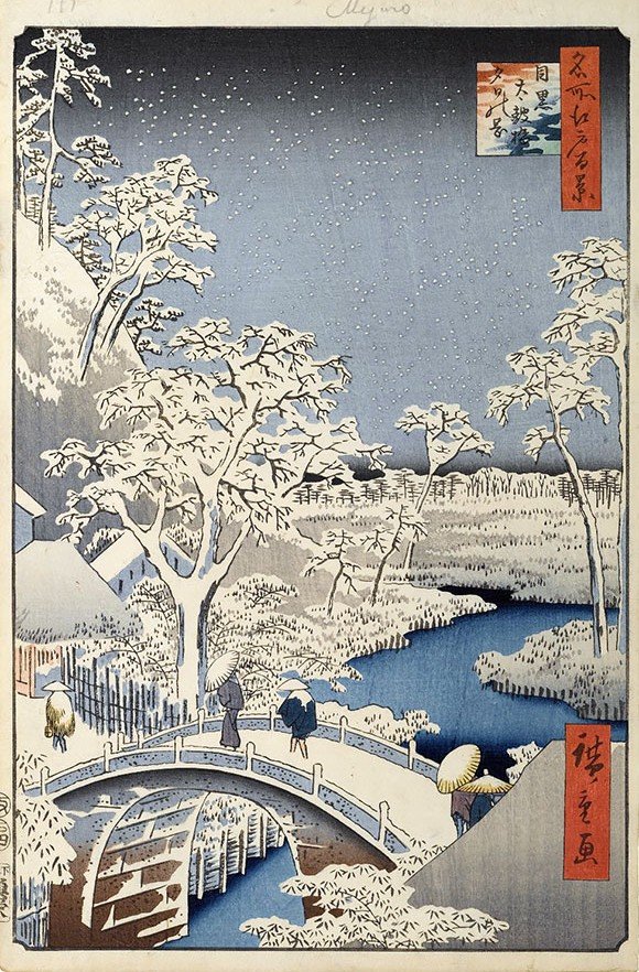 Scène hivernale avec des arbres enneigés, un pont en arc sur une rivière, et plusieurs personnes portant des parapluies ou chapeaux sur le pont et le long de la rivière, sous un ciel étoilé.
