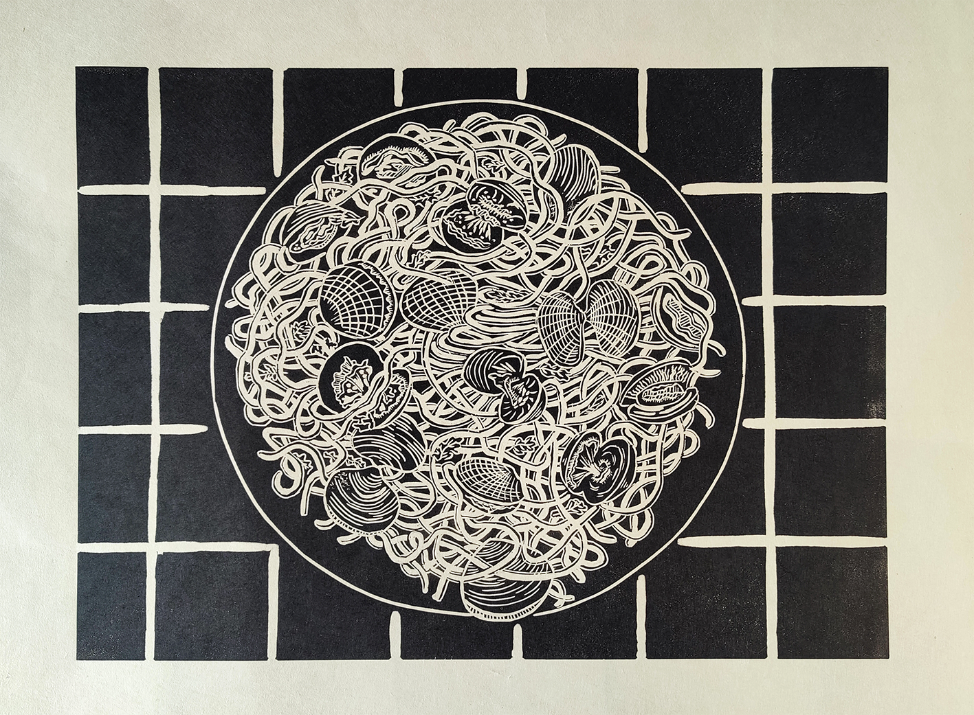 Une illustration en noir et blanc d'une assiette de nouilles avec divers fruits de mer, comme des crevettes, des moules et des calamars, sur une table avec un tapis à carreaux noirs et blancs.