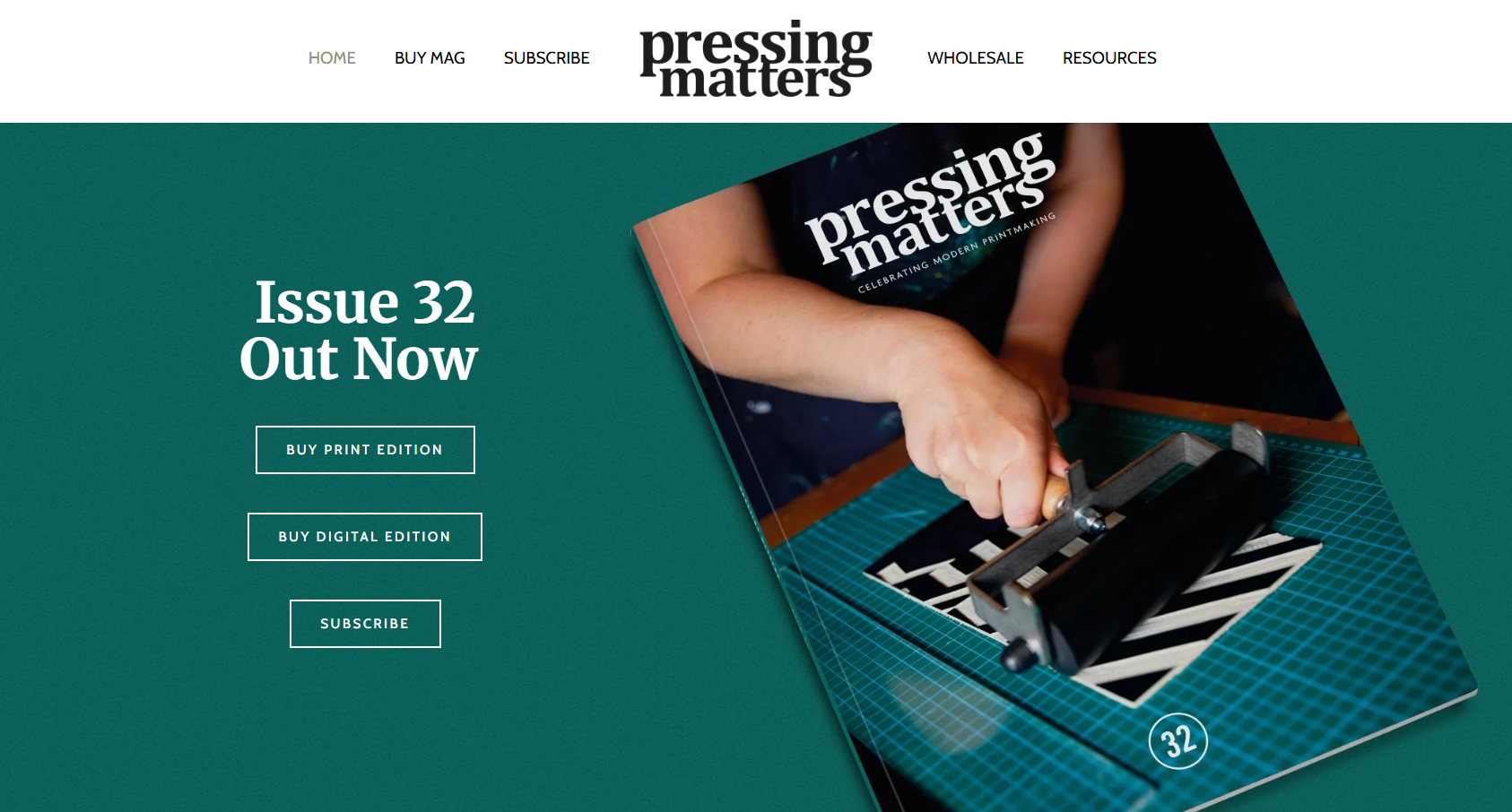 Page web présentant le numéro 32 d'un magazine appelé 'Pressing Matters'. On y voit une personne utilisant un massicot pour couper une affiche ou une planche imprimée avec un motif noir et blanc. La page indique que le numéro 32 est disponible et propose des options pour l'acheter en version papier ou numérique ou pour s'abonner.